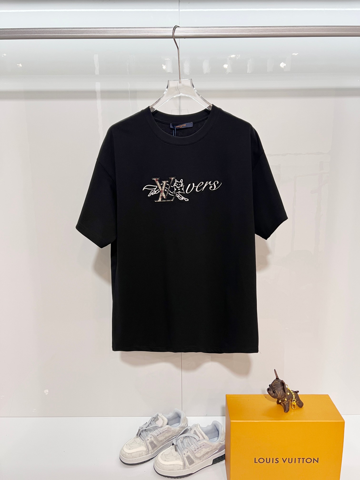P80 Louis Vuitton/路易威登 高品质320克圆领短袖T恤 品牌经典 1V 驴家 狼头🐺贴布刺绣字母LOGO 2026ss早春官方同步 高版本 高品质 时尚个性 百搭潮流 纯原品质 原版面料 吊牌 领标 水洗麦 三标齐全 …