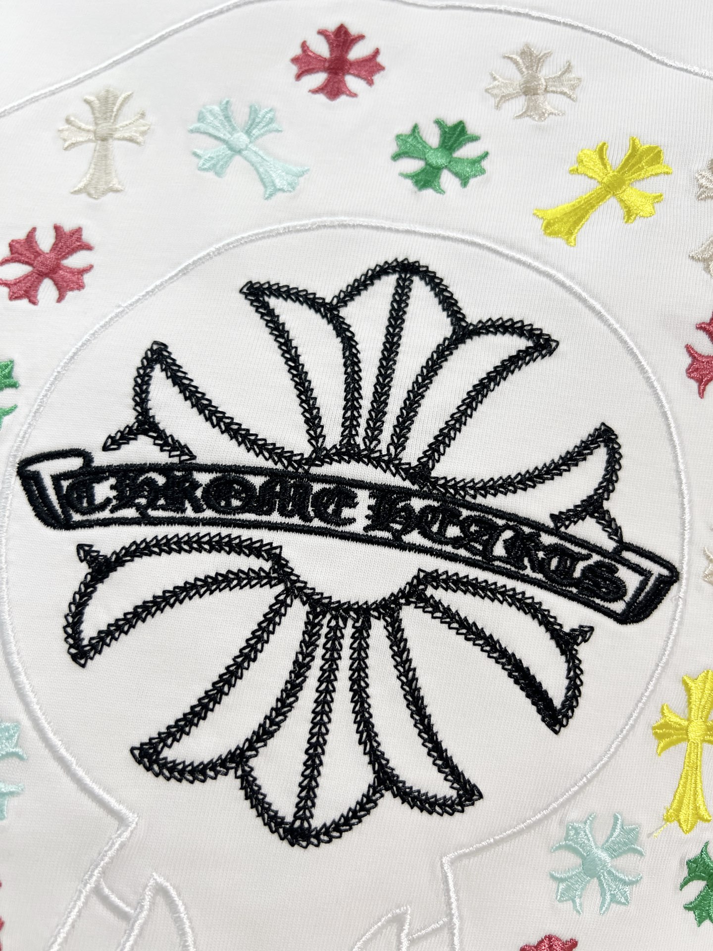Chrome Hearts Chrome Hearts 克罗心 2026新款 多重刺绣工艺 彩绣梵文马蹄花字母logo 短袖t恤
