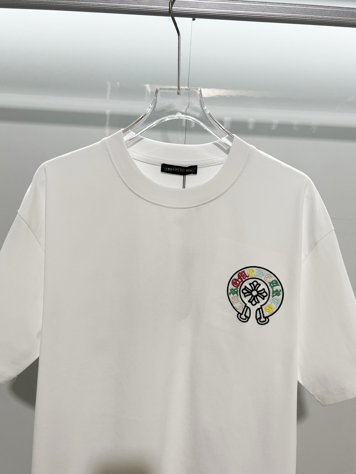 Chrome Hearts Chrome Hearts 克罗心 2026新款 多重刺绣工艺 彩绣梵文马蹄花字母logo 短袖t恤