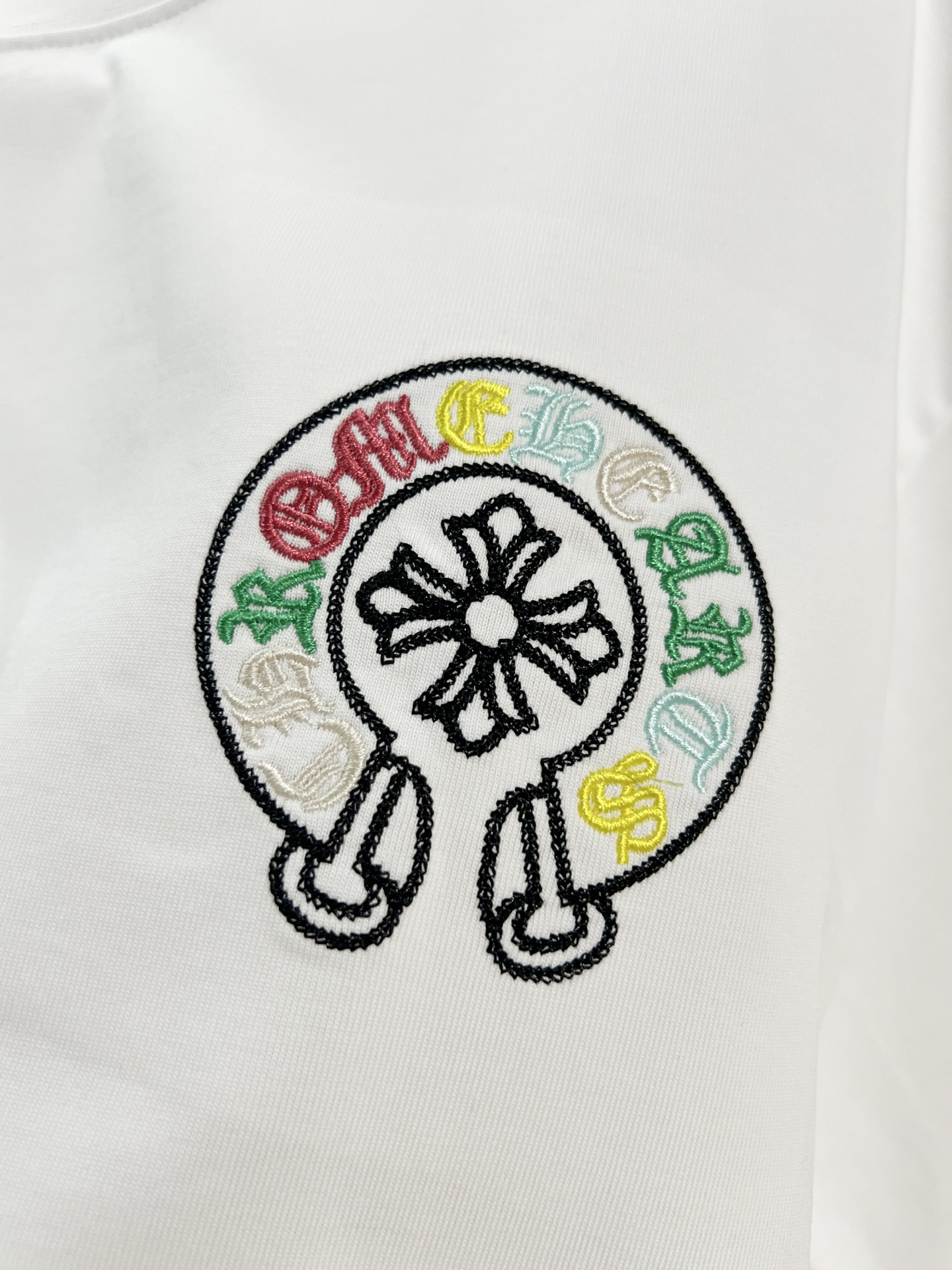 Chrome Hearts Chrome Hearts 克罗心 2026新款 多重刺绣工艺 彩绣梵文马蹄花字母logo 短袖t恤