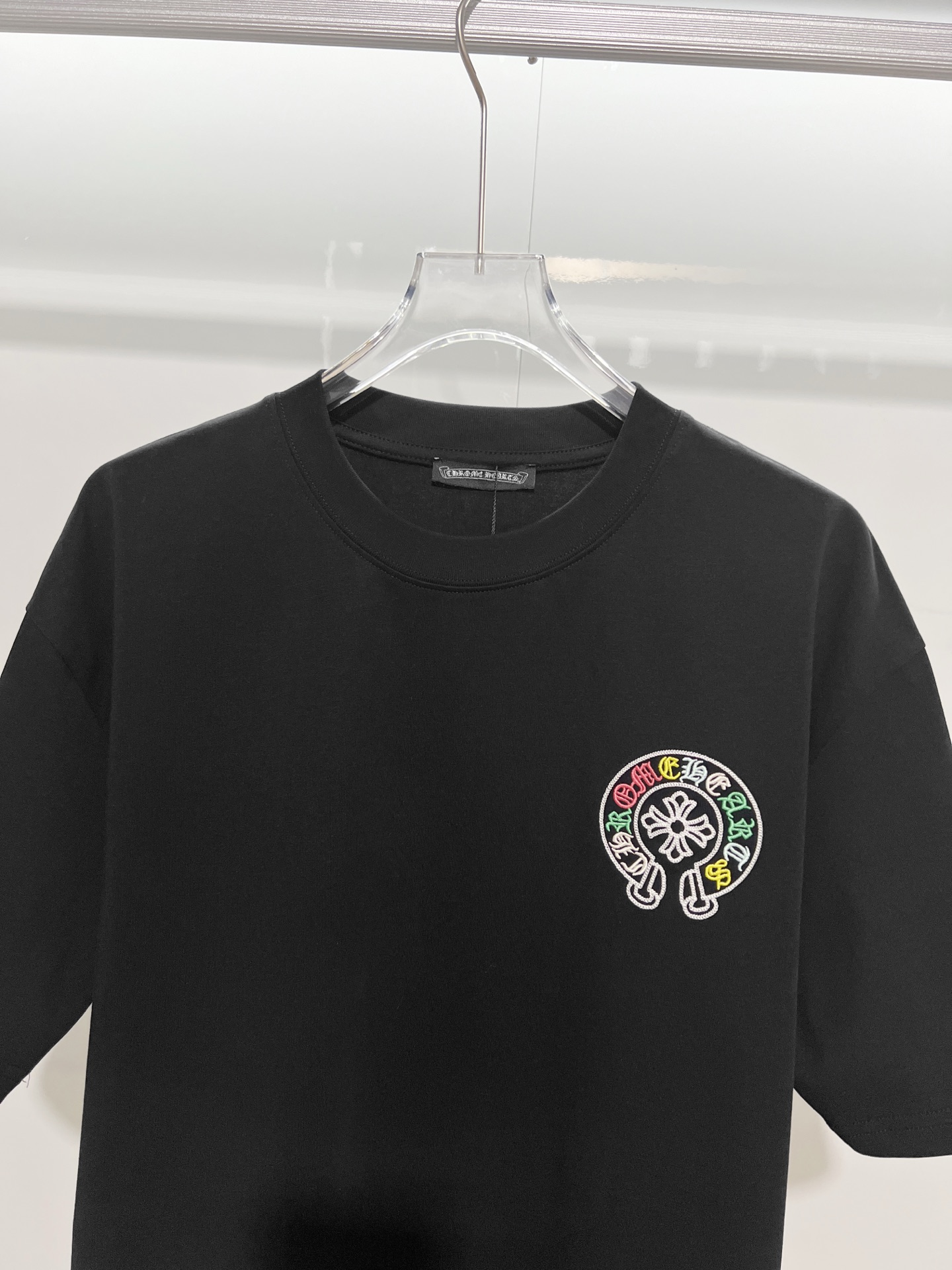 Chrome Hearts Chrome Hearts 克罗心 2026新款 多重刺绣工艺 彩绣梵文马蹄花字母logo 短袖t恤