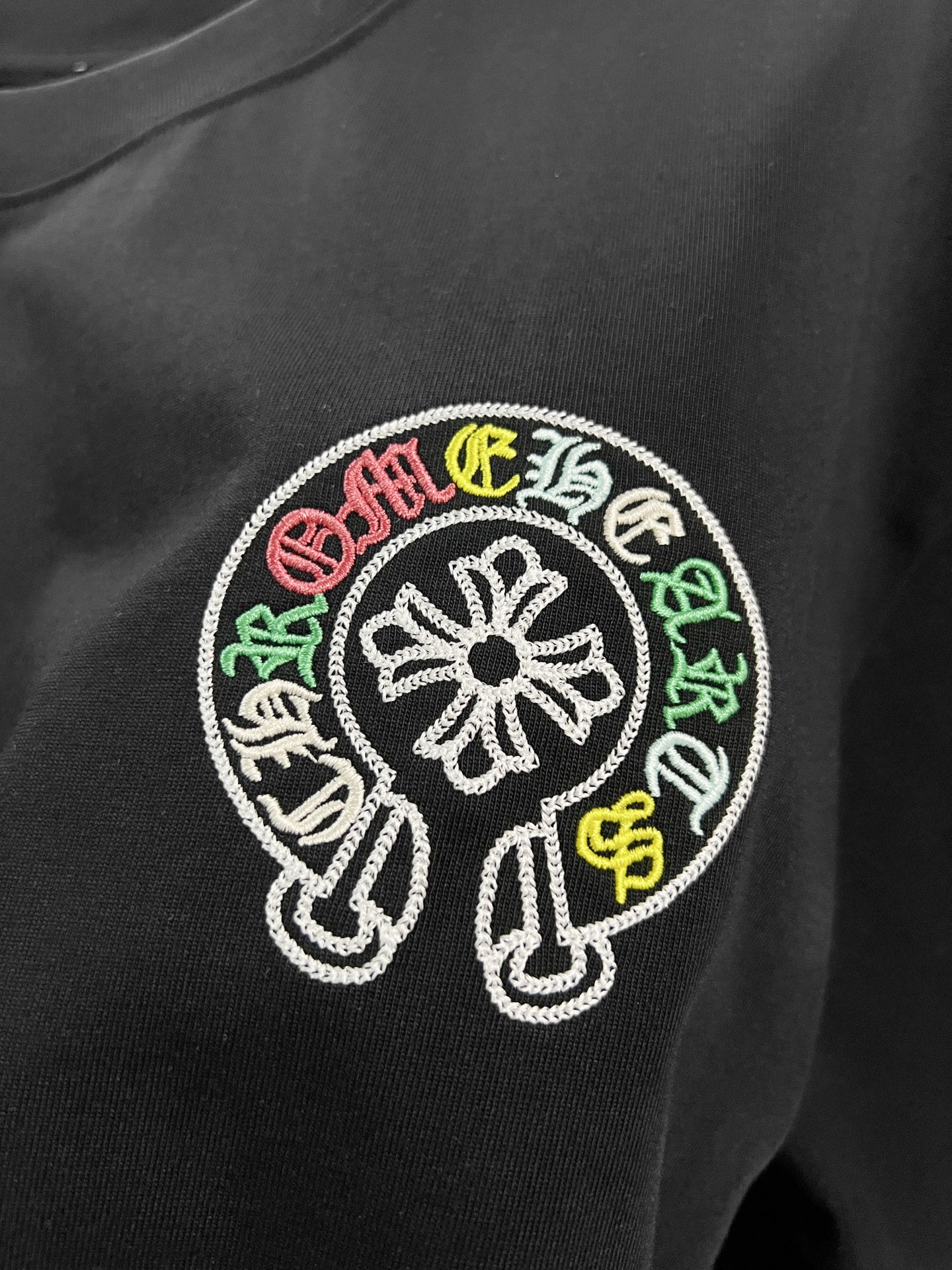 Chrome Hearts Chrome Hearts 克罗心 2026新款 多重刺绣工艺 彩绣梵文马蹄花字母logo 短袖t恤