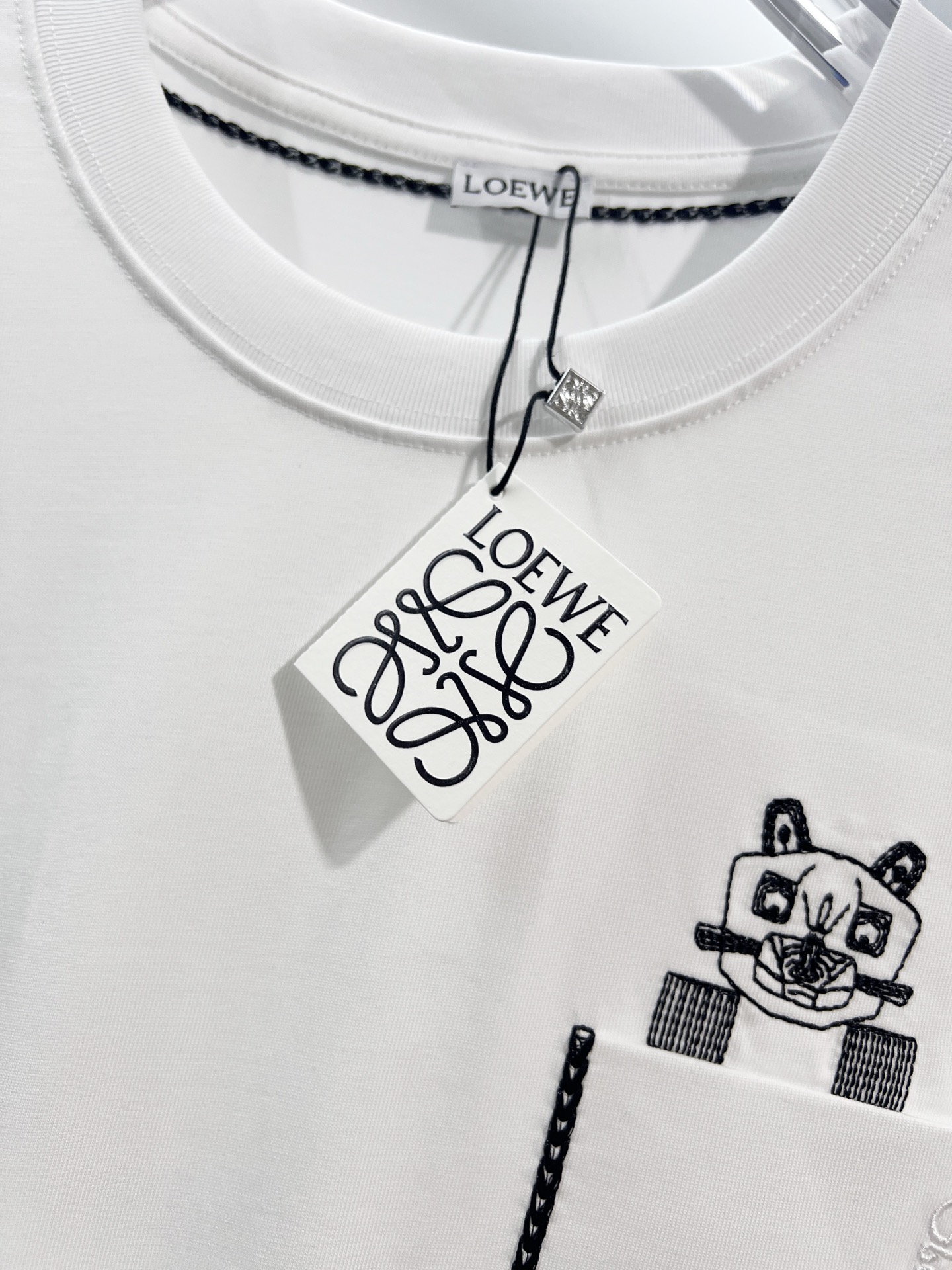 Loewe LOEWE 罗意威 2026新款 原布拼接口袋 明线走线装饰 刺绣猫咪字母logo 短袖t恤