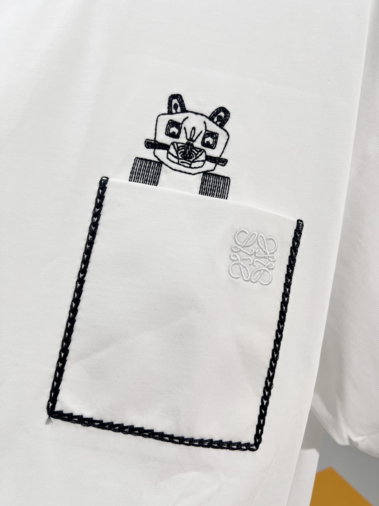 Loewe LOEWE 罗意威 2026新款 原布拼接口袋 明线走线装饰 刺绣猫咪字母logo 短袖t恤