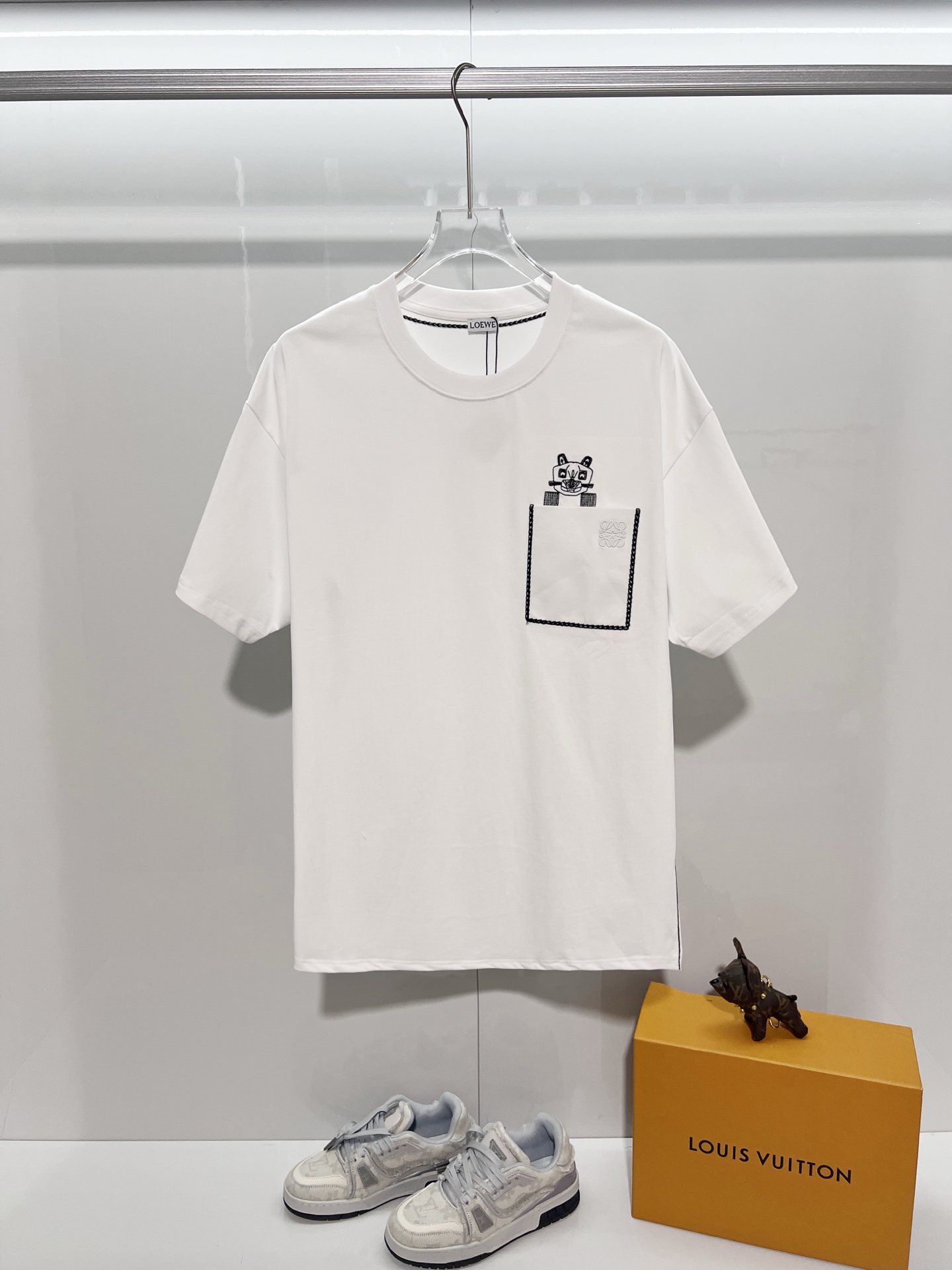 Loewe LOEWE 罗意威 2026新款 原布拼接口袋 明线走线装饰 刺绣猫咪字母logo 短袖t恤