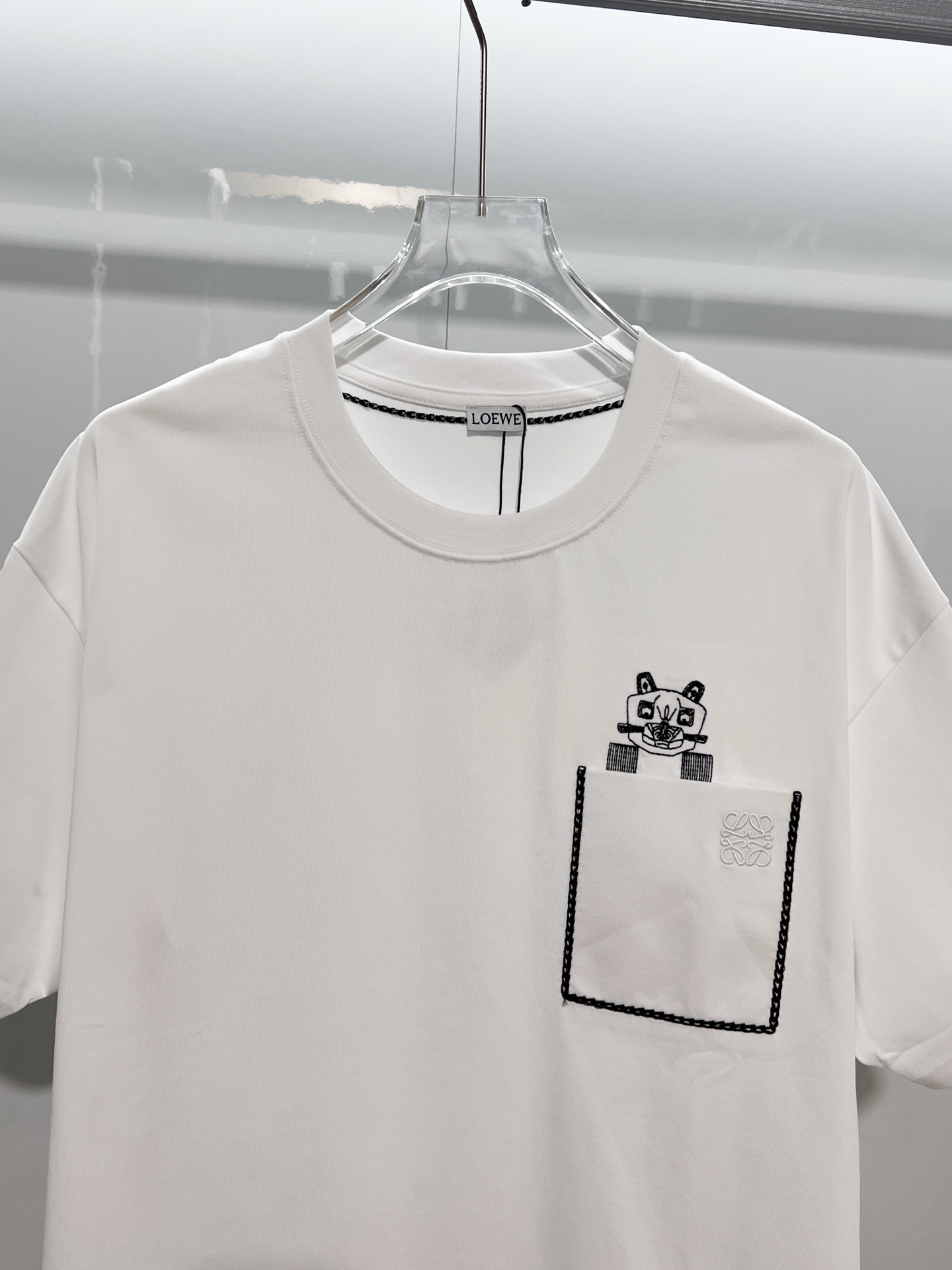 Loewe LOEWE 罗意威 2026新款 原布拼接口袋 明线走线装饰 刺绣猫咪字母logo 短袖t恤