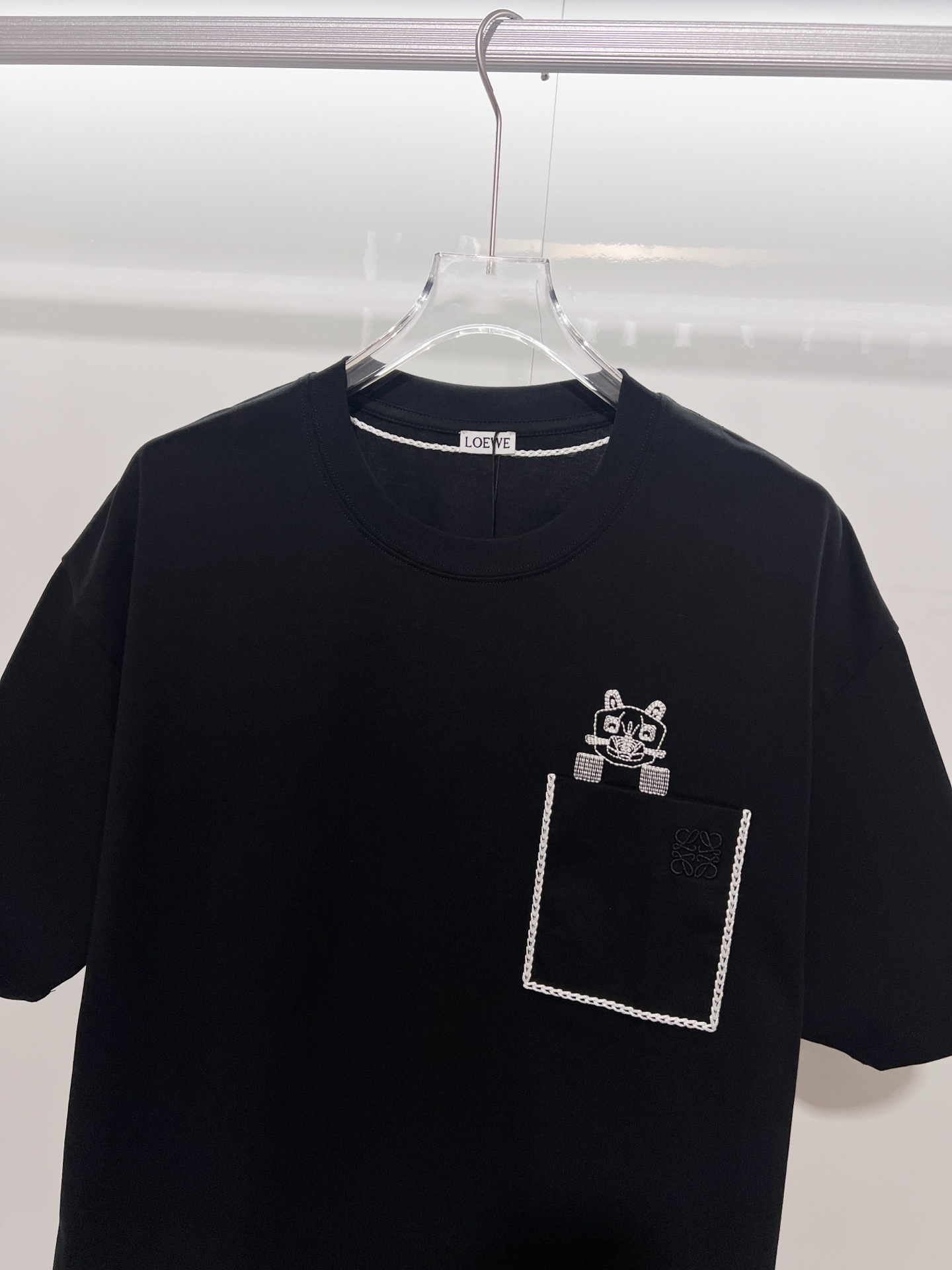 Loewe LOEWE 罗意威 2026新款 原布拼接口袋 明线走线装饰 刺绣猫咪字母logo 短袖t恤