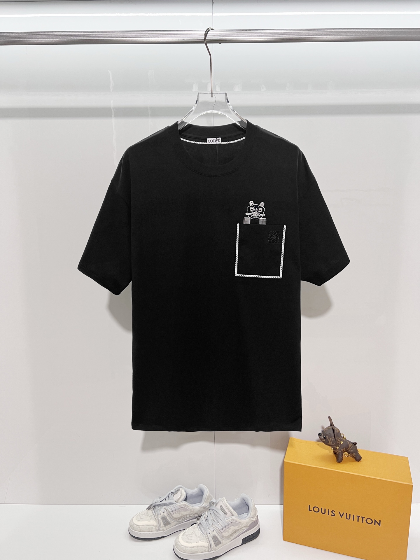 Loewe LOEWE 罗意威 2026新款 原布拼接口袋 明线走线装饰 刺绣猫咪字母logo 短袖t恤