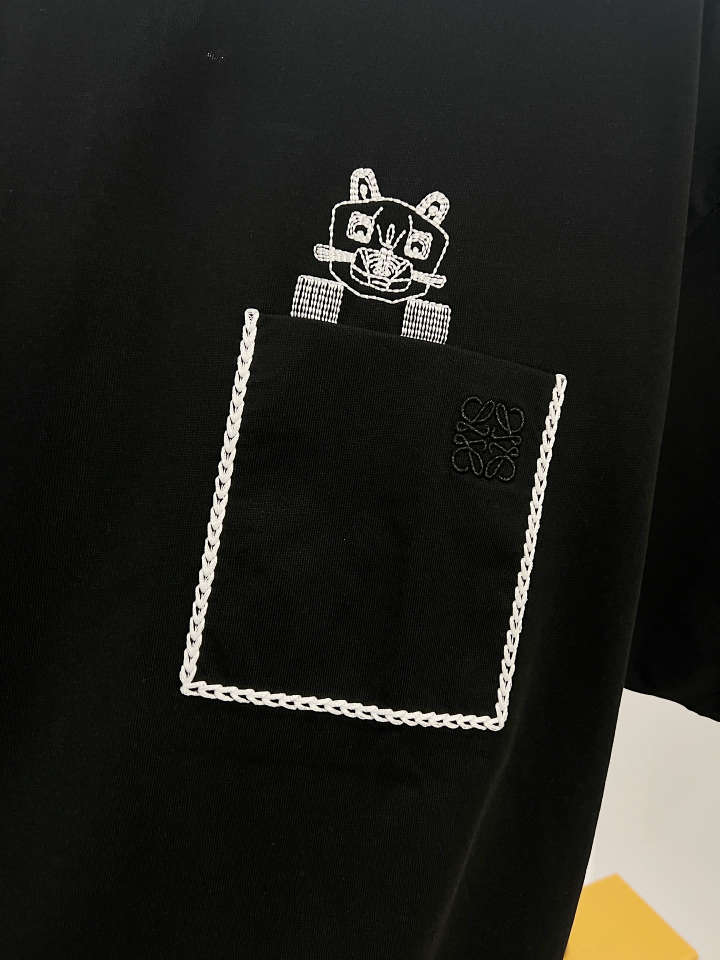 Loewe LOEWE 罗意威 2026新款 原布拼接口袋 明线走线装饰 刺绣猫咪字母logo 短袖t恤