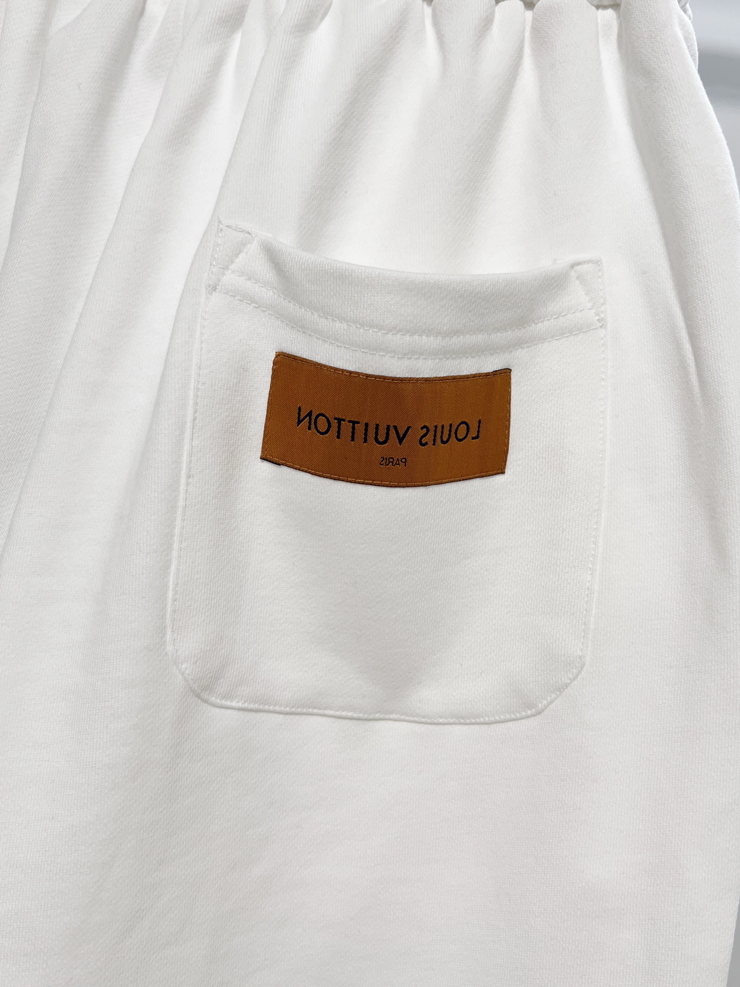 Louis Vuitton Louis Vuitton/路易威登 2026cc 轻奢主义 简约款 渐变涂鸦印花 字母logo 男女日常通勤穿搭 休闲短裤 套装