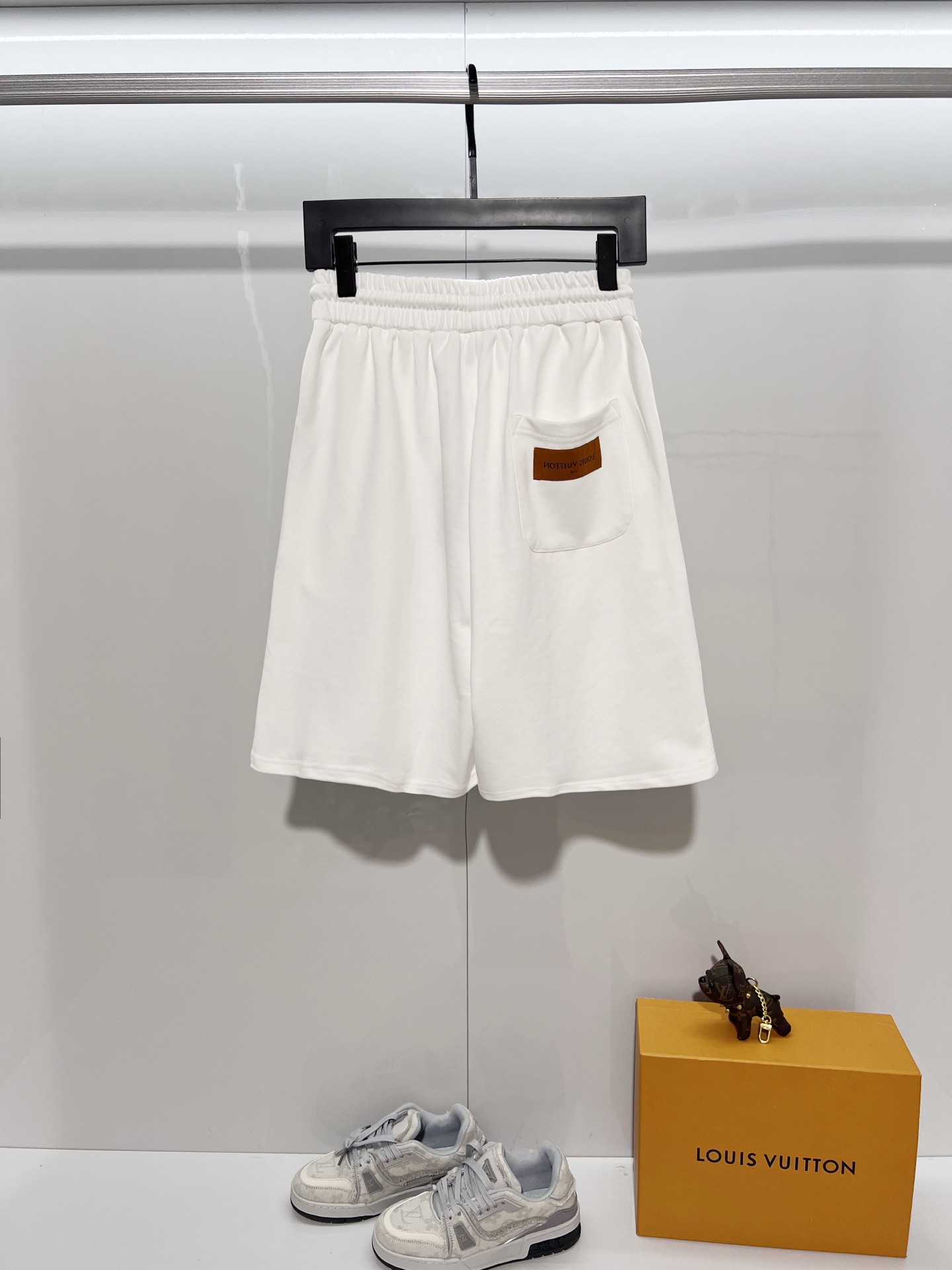 Louis Vuitton Louis Vuitton/路易威登 2026cc 轻奢主义 简约款 渐变涂鸦印花 字母logo 男女日常通勤穿搭 休闲短裤 套装