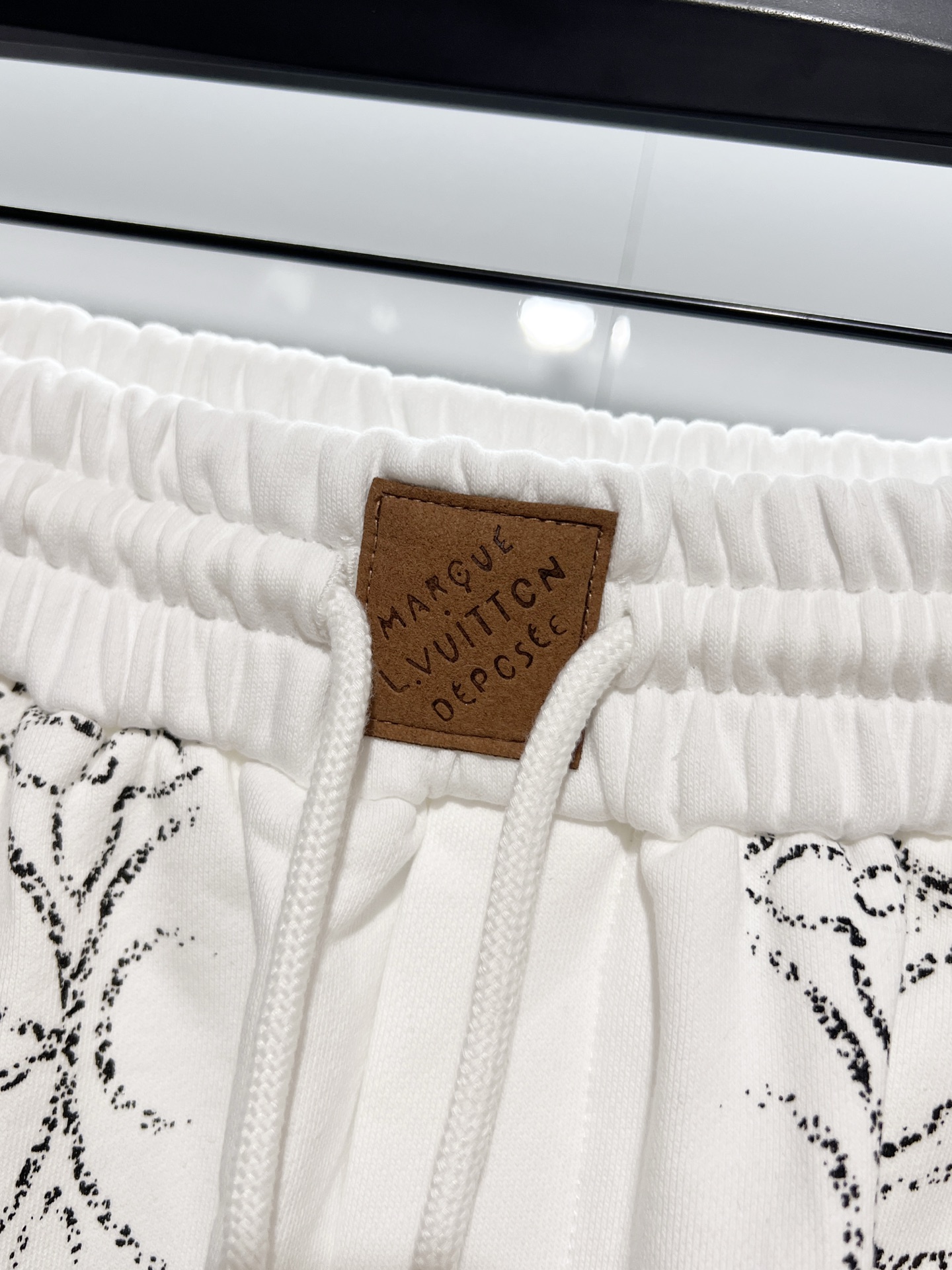 Louis Vuitton Louis Vuitton/路易威登 2026cc 轻奢主义 简约款 渐变涂鸦印花 字母logo 男女日常通勤穿搭 休闲短裤 套装