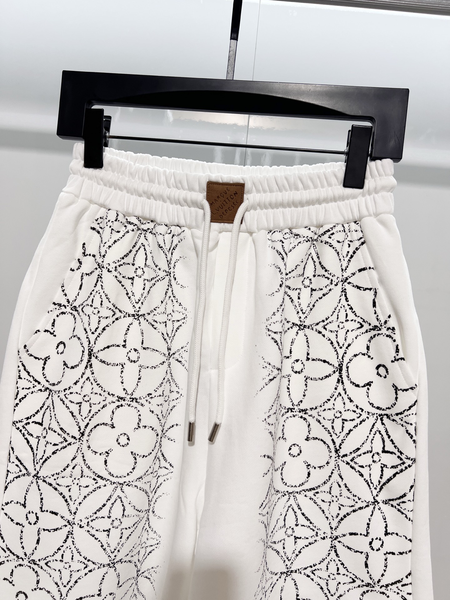Louis Vuitton Louis Vuitton/路易威登 2026cc 轻奢主义 简约款 渐变涂鸦印花 字母logo 男女日常通勤穿搭 休闲短裤 套装