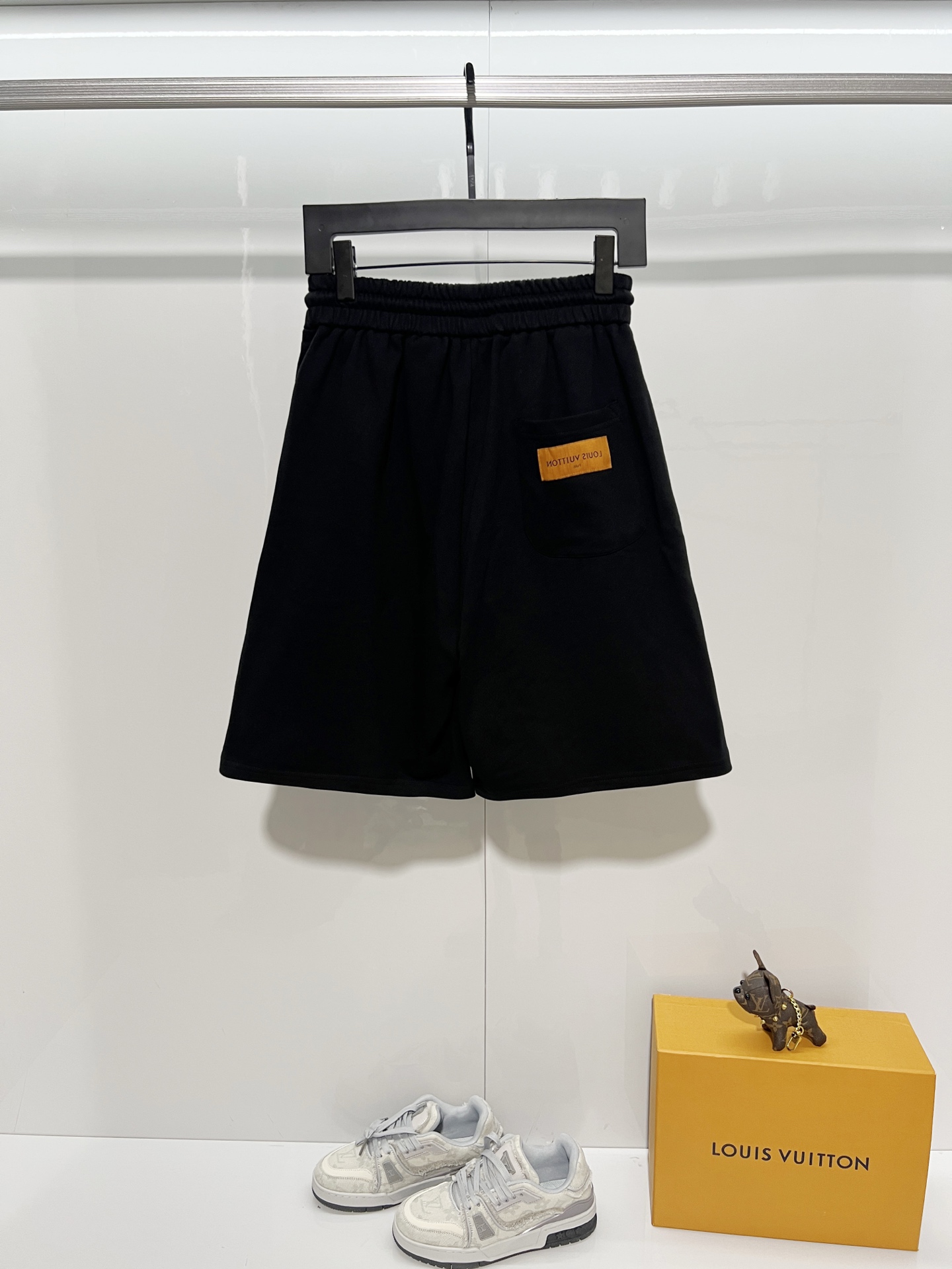 Louis Vuitton Louis Vuitton/路易威登 2026cc 轻奢主义 简约款 渐变涂鸦印花 字母logo 男女日常通勤穿搭 休闲短裤 套装