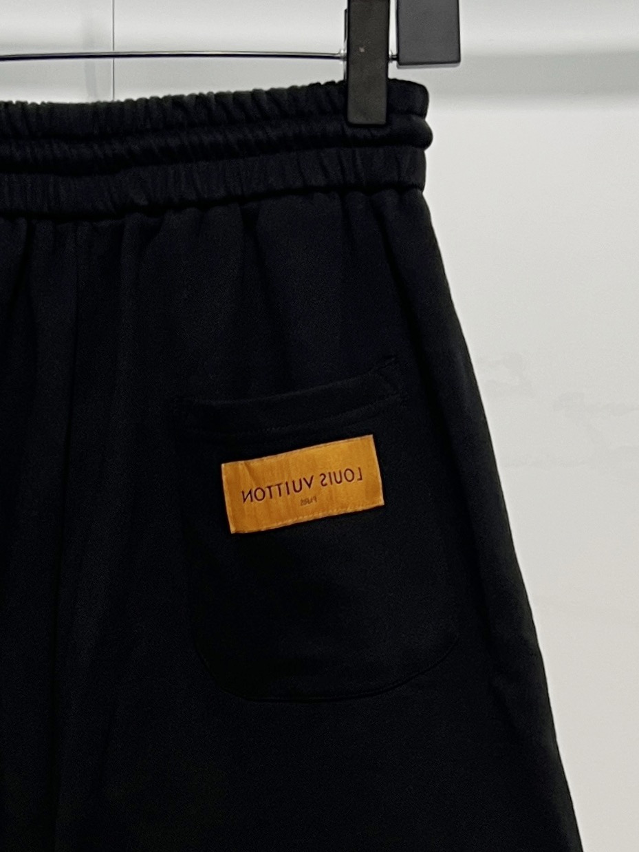 Louis Vuitton Louis Vuitton/路易威登 2026cc 轻奢主义 简约款 渐变涂鸦印花 字母logo 男女日常通勤穿搭 休闲短裤 套装