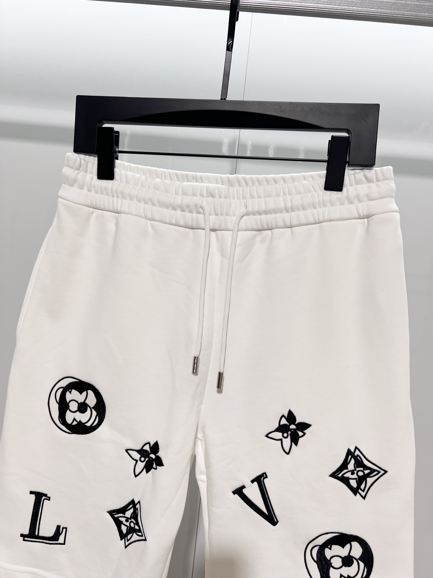 Louis Vuitton Louis Vuitton/路易威登 2026cc 轻奢主义 简约款 几何图案刺绣 字母logo 男女日常通勤穿搭 休闲短裤 套装