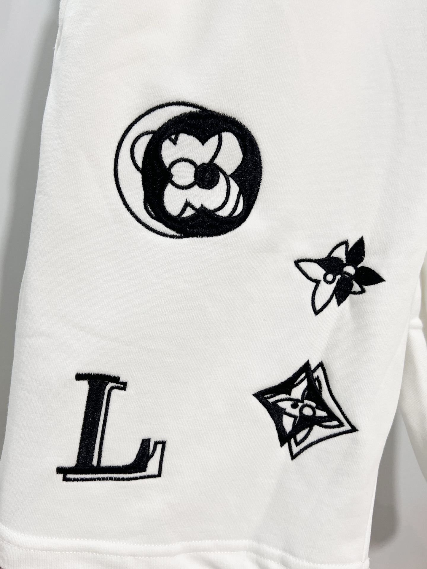 Louis Vuitton Louis Vuitton/路易威登 2026cc 轻奢主义 简约款 几何图案刺绣 字母logo 男女日常通勤穿搭 休闲短裤 套装