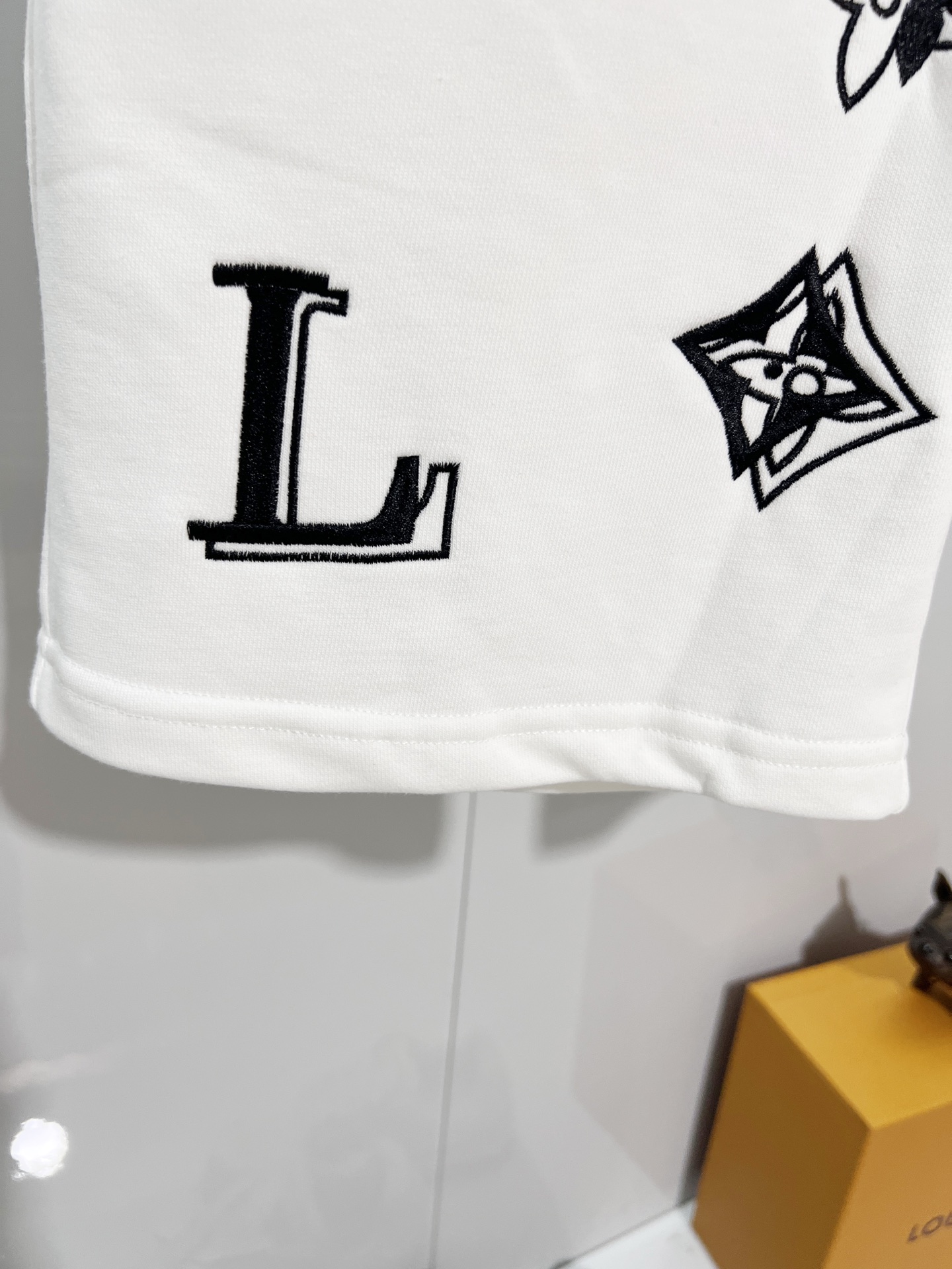 Louis Vuitton Louis Vuitton/路易威登 2026cc 轻奢主义 简约款 几何图案刺绣 字母logo 男女日常通勤穿搭 休闲短裤 套装