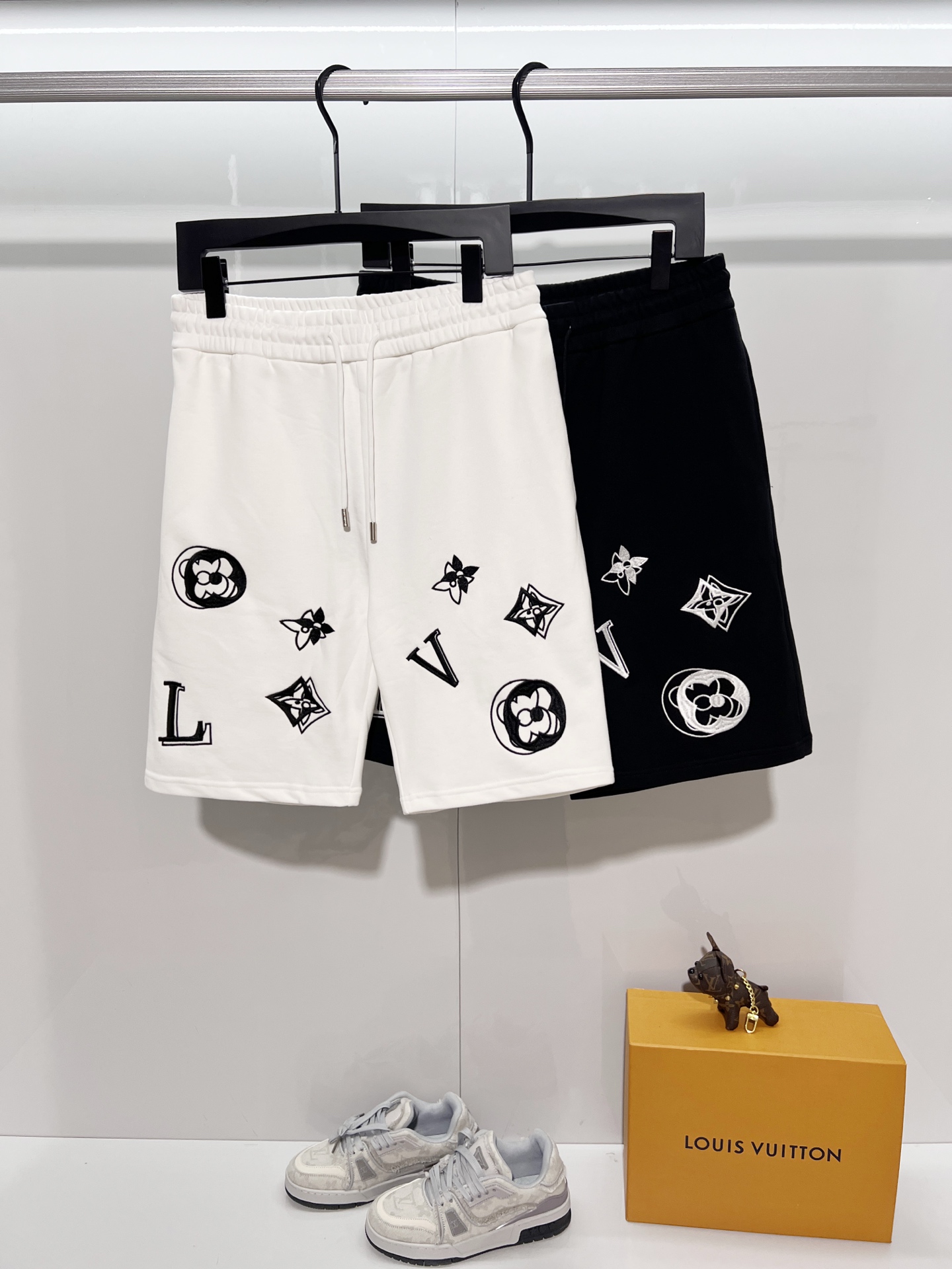 Louis Vuitton Louis Vuitton/路易威登 2026cc 轻奢主义 简约款 几何图案刺绣 字母logo 男女日常通勤穿搭 休闲短裤 套装
