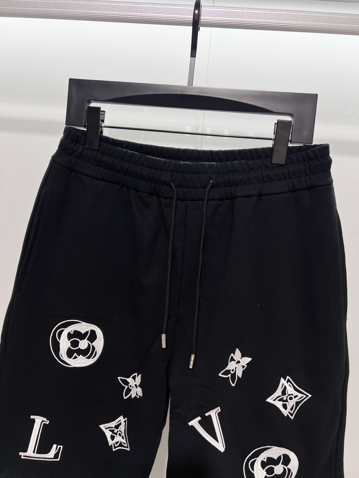 Louis Vuitton Louis Vuitton/路易威登 2026cc 轻奢主义 简约款 几何图案刺绣 字母logo 男女日常通勤穿搭 休闲短裤 套装