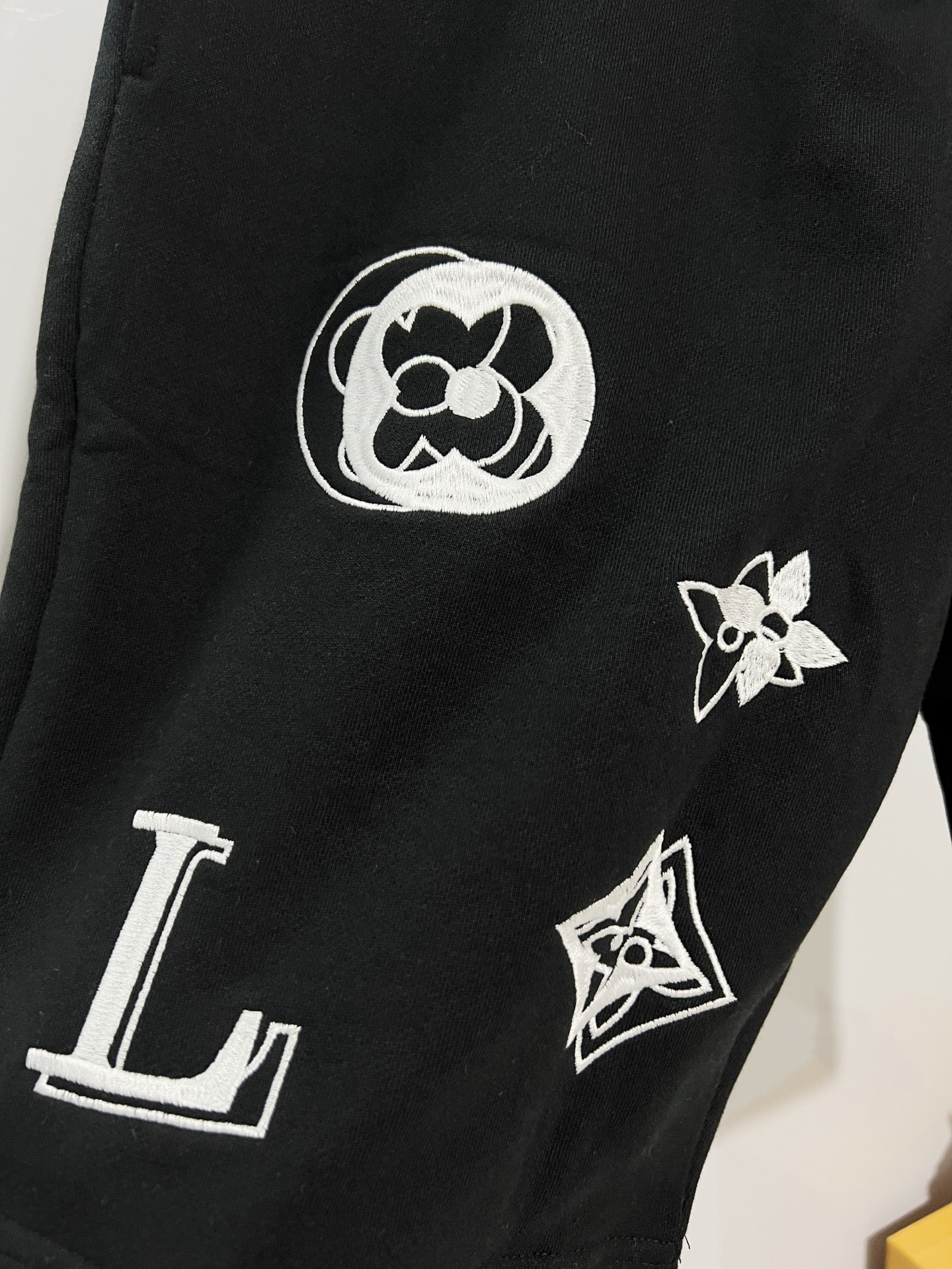 Louis Vuitton Louis Vuitton/路易威登 2026cc 轻奢主义 简约款 几何图案刺绣 字母logo 男女日常通勤穿搭 休闲短裤 套装