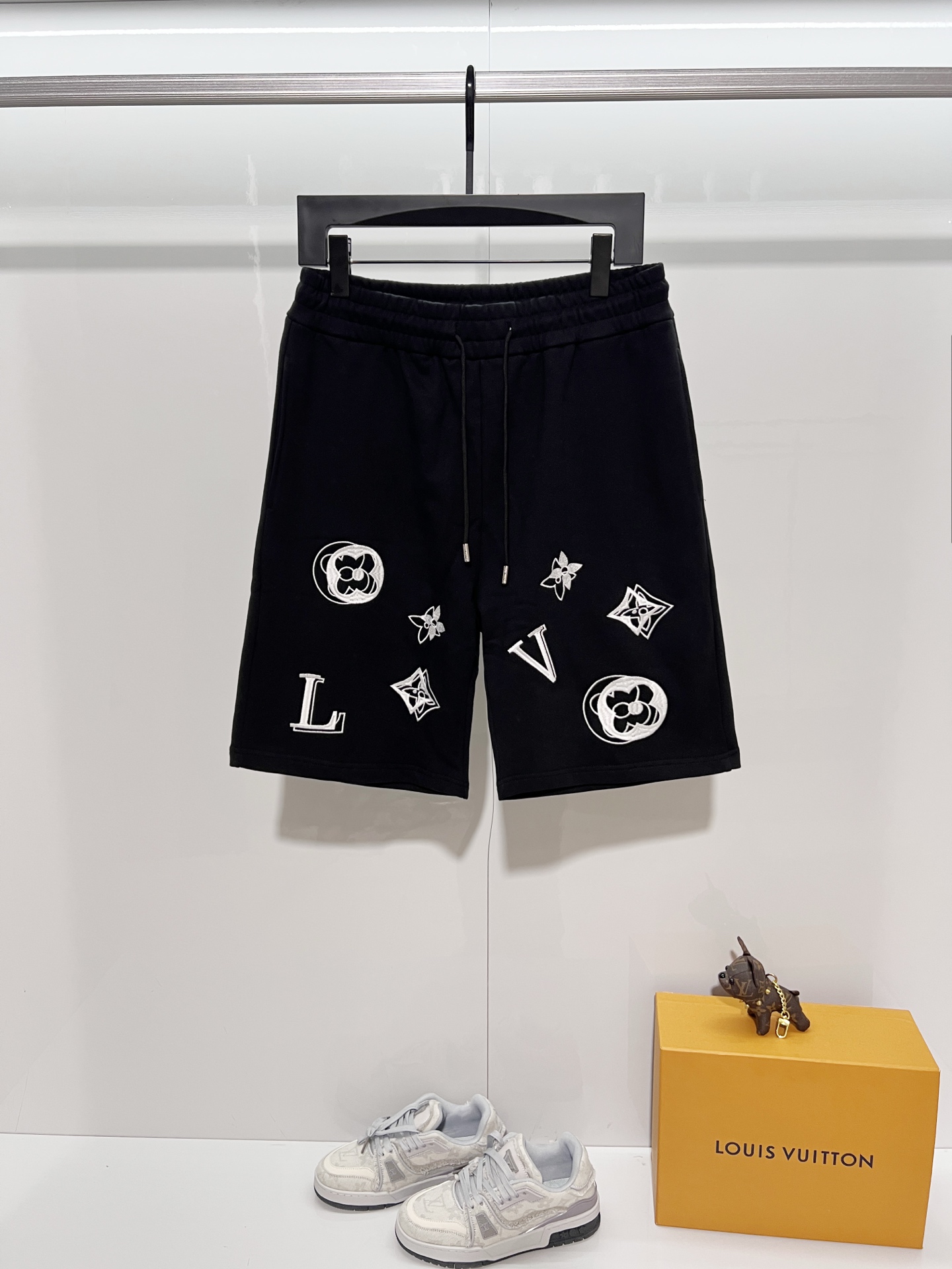 Louis Vuitton Louis Vuitton/路易威登 2026cc 轻奢主义 简约款 几何图案刺绣 字母logo 男女日常通勤穿搭 休闲短裤 套装