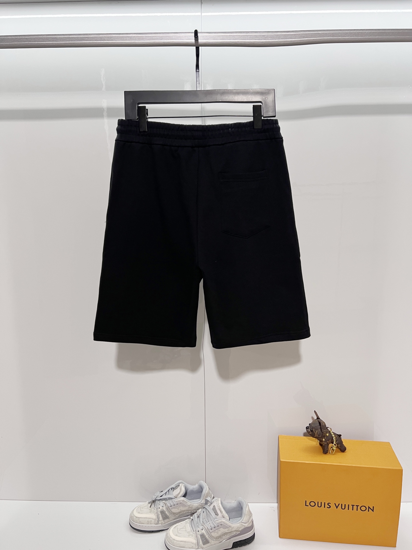 Louis Vuitton Louis Vuitton/路易威登 2026cc 轻奢主义 简约款 几何图案刺绣 字母logo 男女日常通勤穿搭 休闲短裤 套装