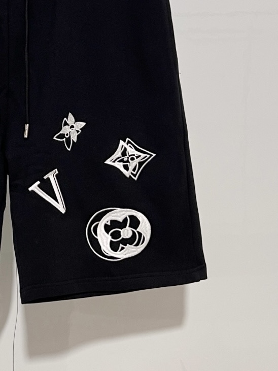 Louis Vuitton Louis Vuitton/路易威登 2026cc 轻奢主义 简约款 几何图案刺绣 字母logo 男女日常通勤穿搭 休闲短裤 套装