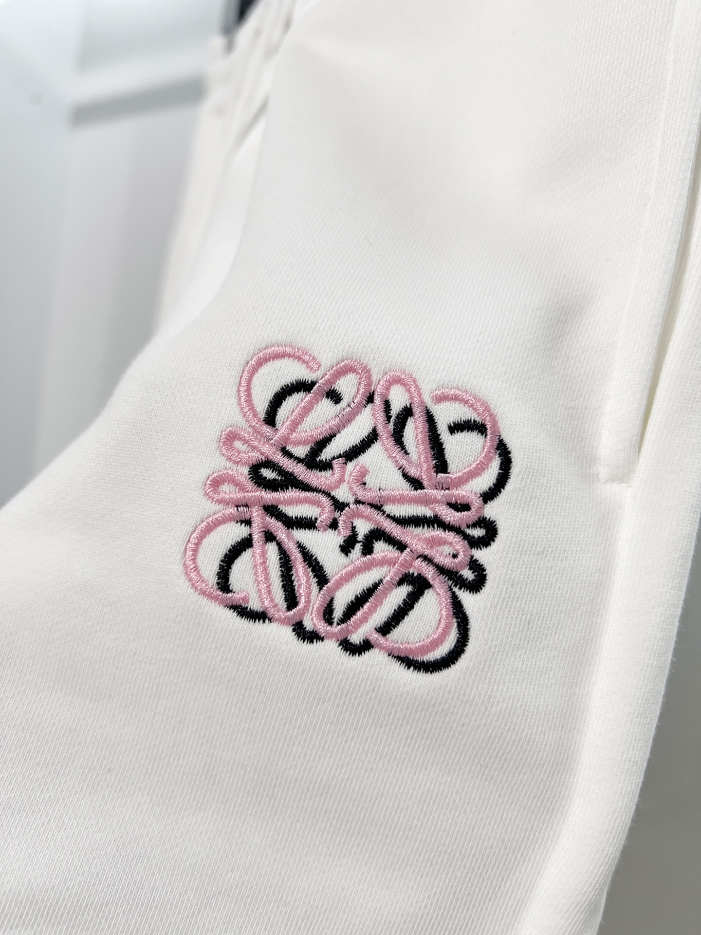 Loewe LOEWE/罗意威 2026cc 品牌 轻奢主义 简约款 彩色 字母刺绣logo 男女日常通勤穿搭 休闲短裤 套装