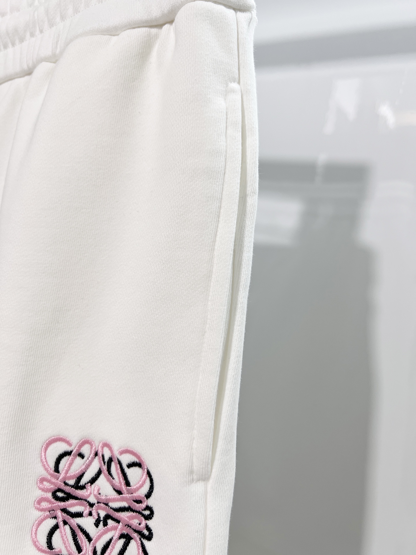 Loewe LOEWE/罗意威 2026cc 品牌 轻奢主义 简约款 彩色 字母刺绣logo 男女日常通勤穿搭 休闲短裤 套装