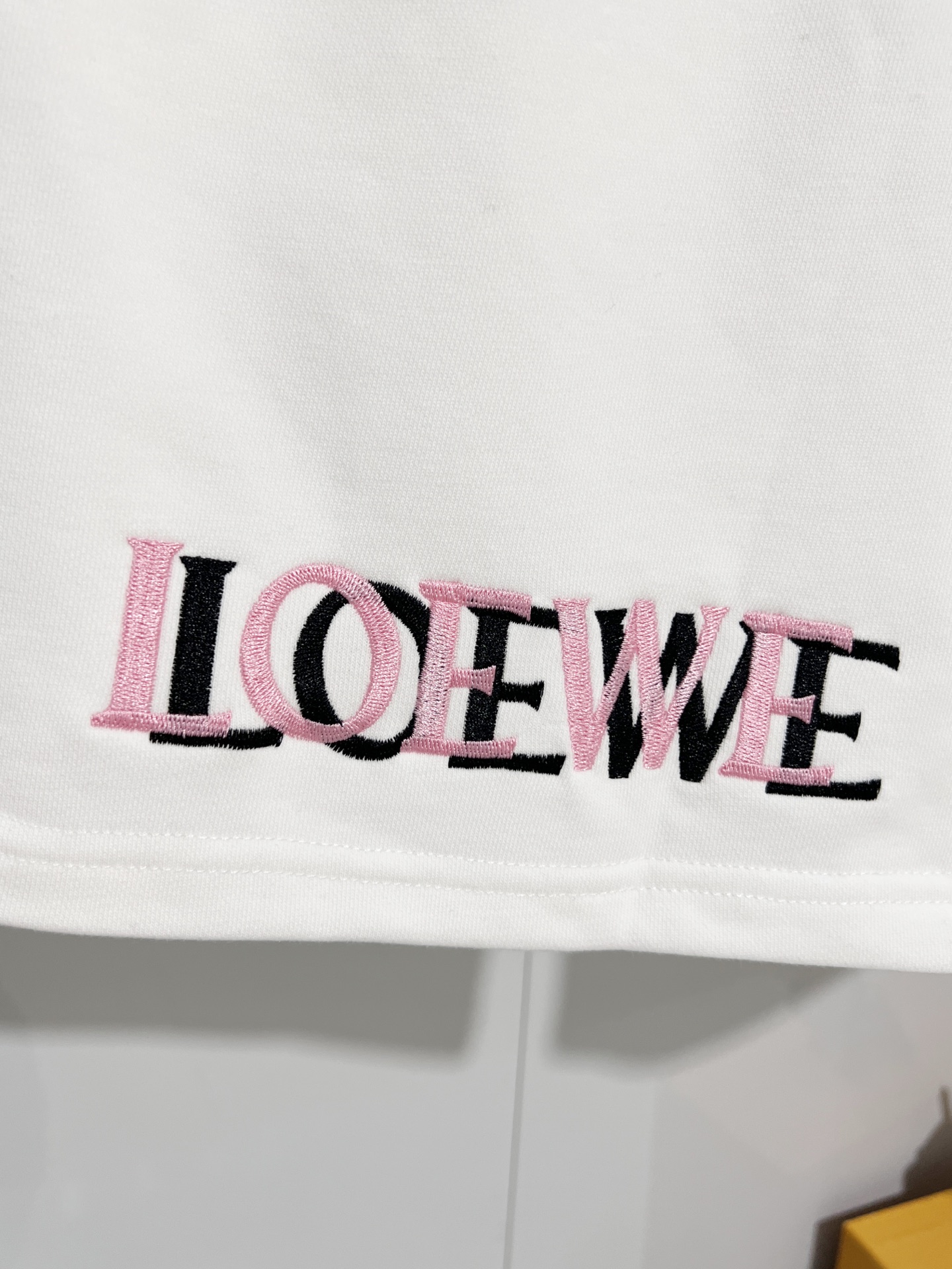 Loewe LOEWE/罗意威 2026cc 品牌 轻奢主义 简约款 彩色 字母刺绣logo 男女日常通勤穿搭 休闲短裤 套装