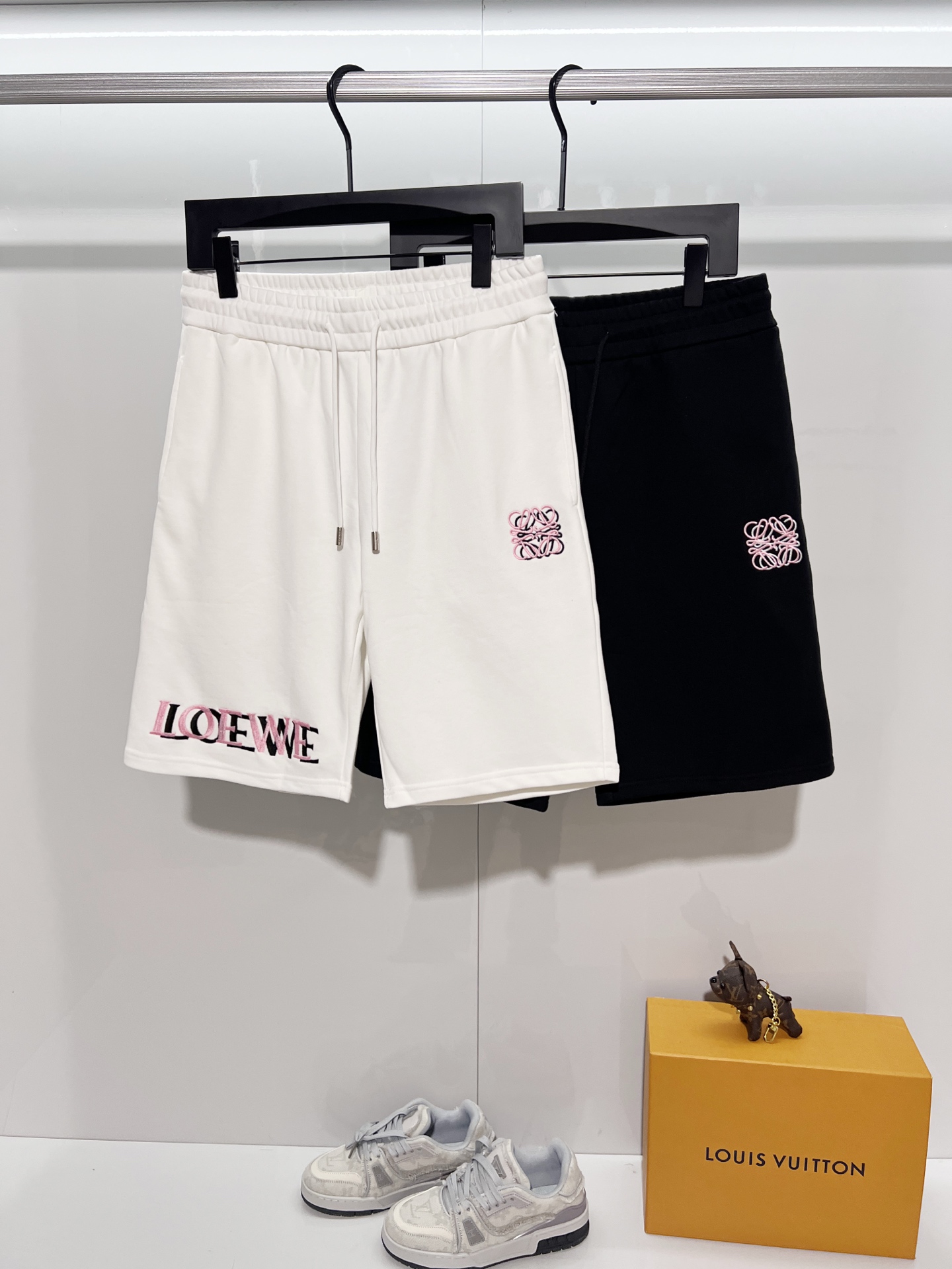 Loewe LOEWE/罗意威 2026cc 品牌 轻奢主义 简约款 彩色 字母刺绣logo 男女日常通勤穿搭 休闲短裤 套装