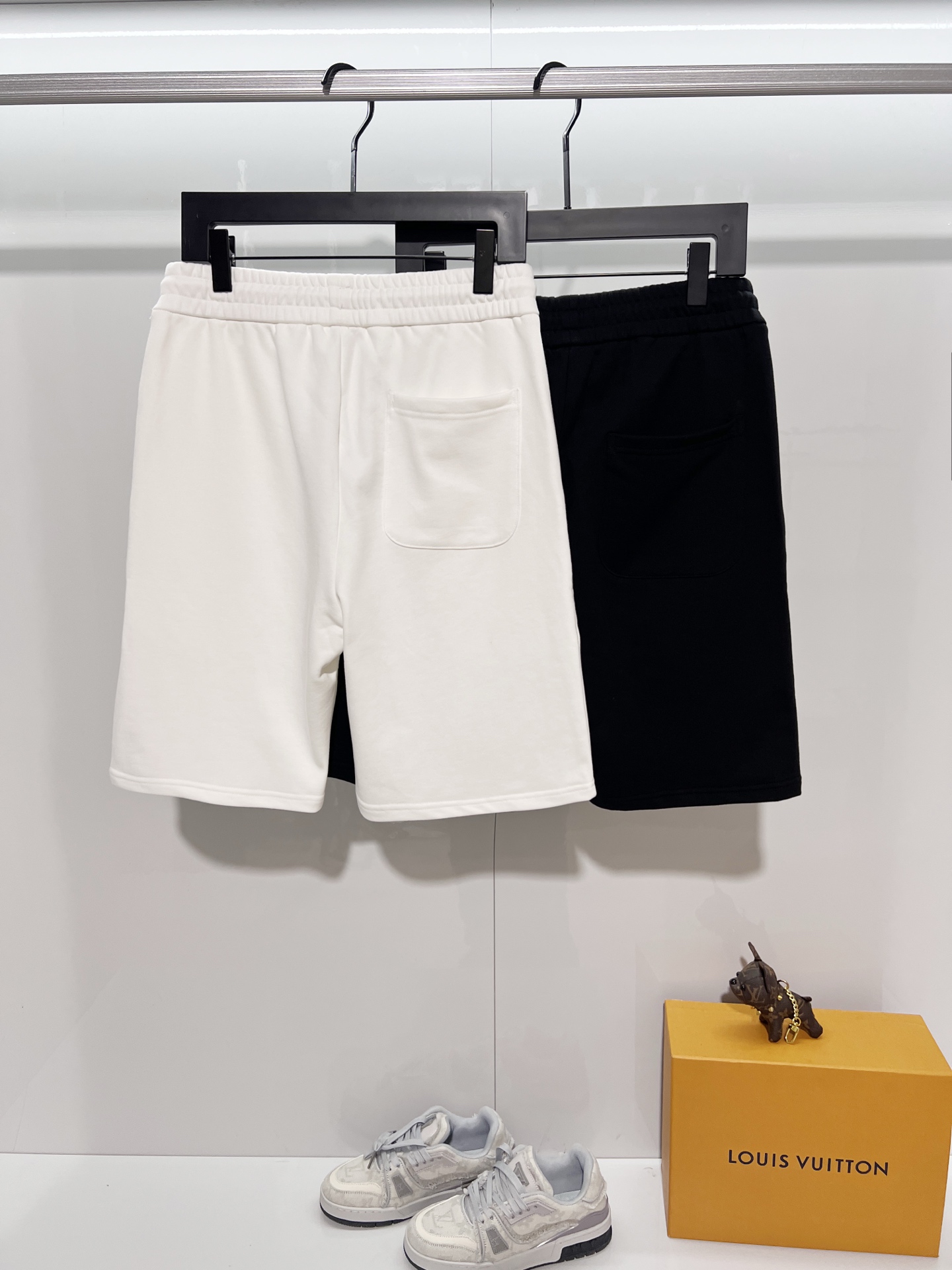 Loewe LOEWE/罗意威 2026cc 品牌 轻奢主义 简约款 彩色 字母刺绣logo 男女日常通勤穿搭 休闲短裤 套装