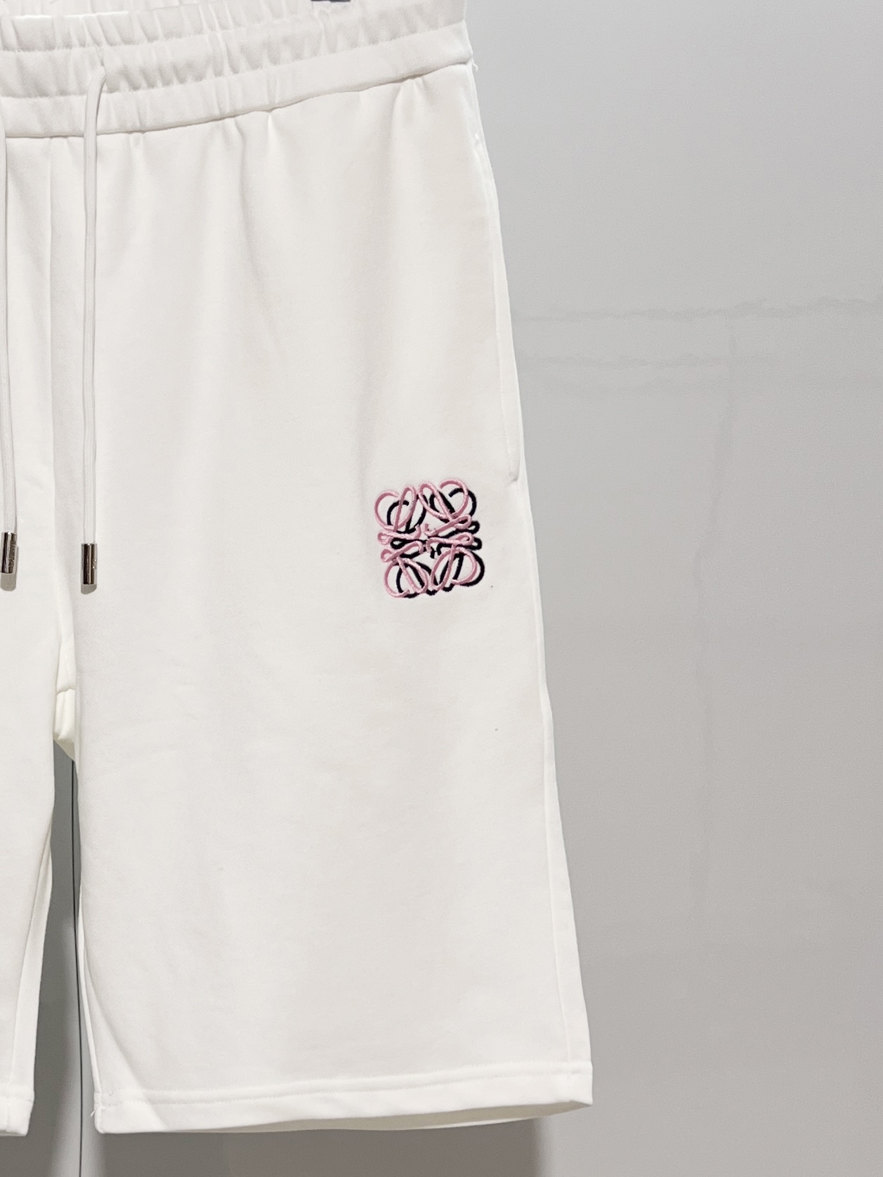 Loewe LOEWE/罗意威 2026cc 品牌 轻奢主义 简约款 彩色 字母刺绣logo 男女日常通勤穿搭 休闲短裤 套装