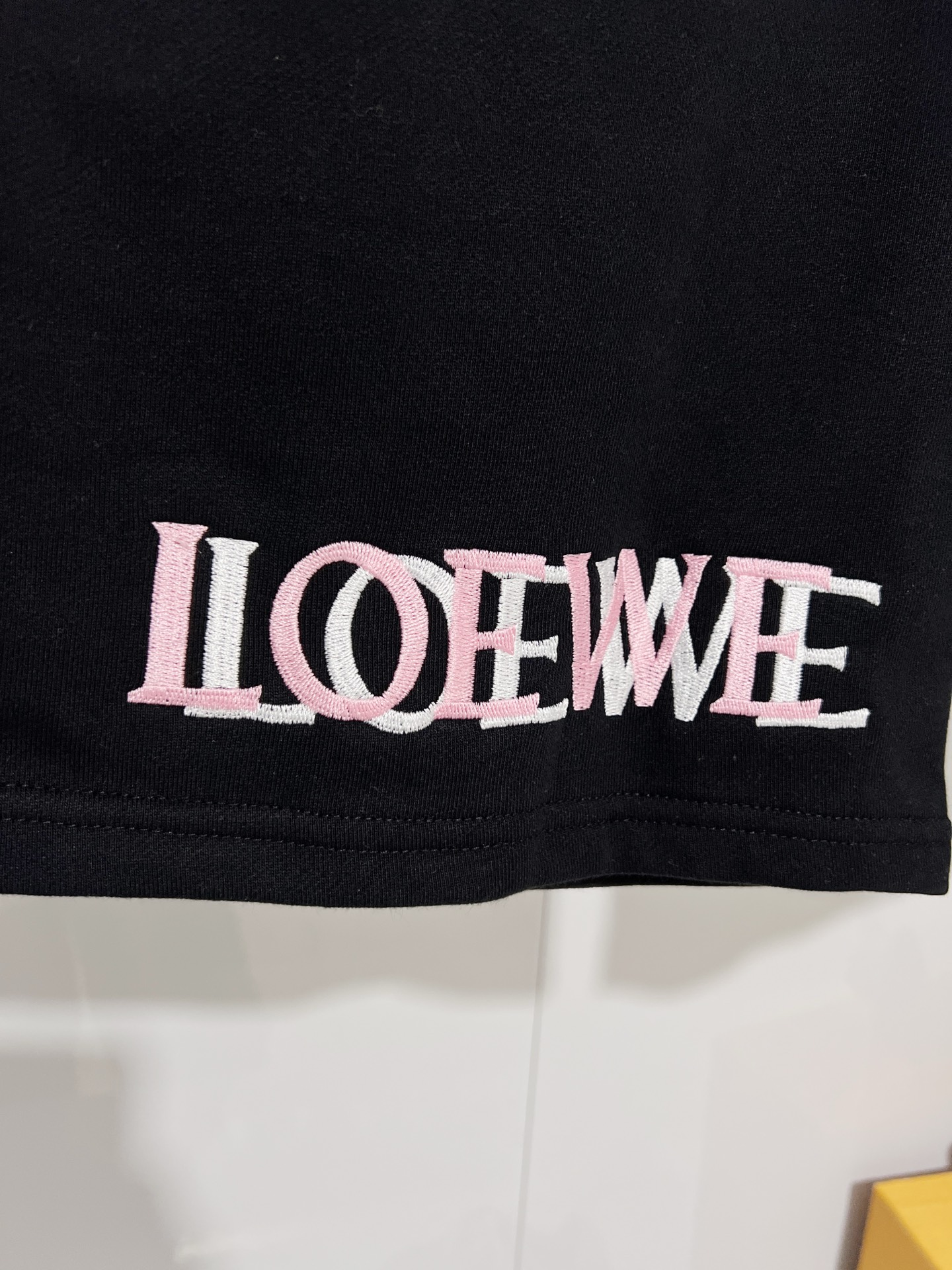 Loewe LOEWE/罗意威 2026cc 品牌 轻奢主义 简约款 彩色 字母刺绣logo 男女日常通勤穿搭 休闲短裤 套装