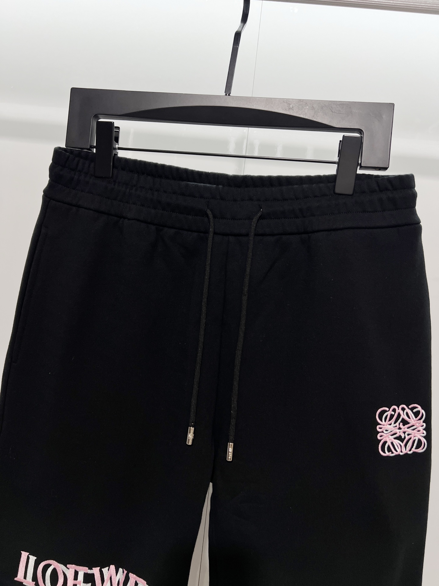 Loewe LOEWE/罗意威 2026cc 品牌 轻奢主义 简约款 彩色 字母刺绣logo 男女日常通勤穿搭 休闲短裤 套装