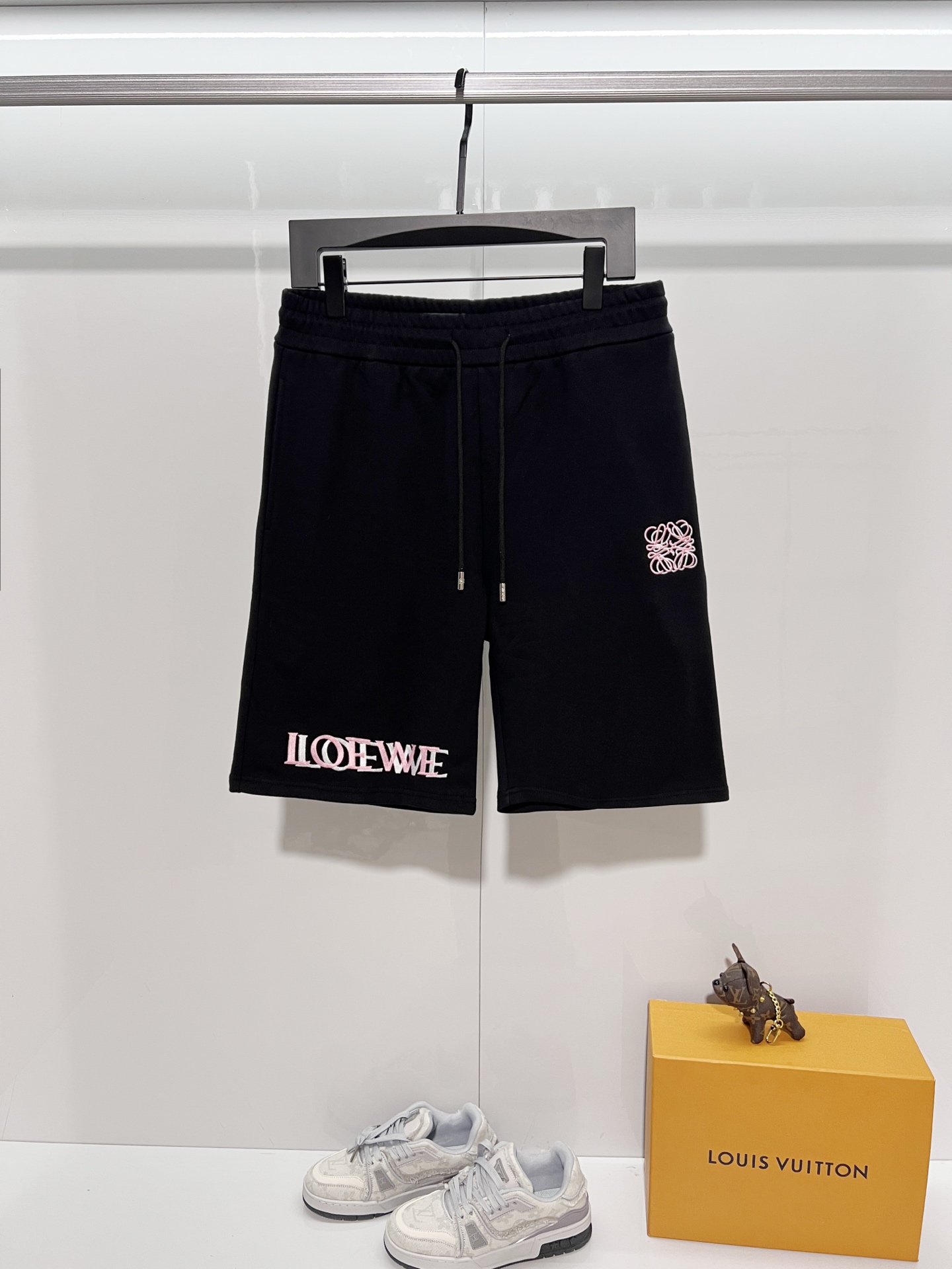 Loewe LOEWE/罗意威 2026cc 品牌 轻奢主义 简约款 彩色 字母刺绣logo 男女日常通勤穿搭 休闲短裤 套装