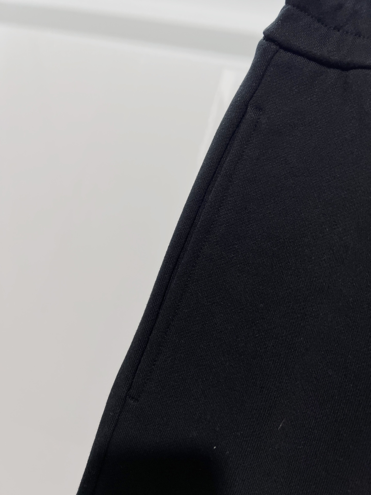 Loewe LOEWE/罗意威 2026cc 品牌 轻奢主义 简约款 彩色 字母刺绣logo 男女日常通勤穿搭 休闲短裤 套装