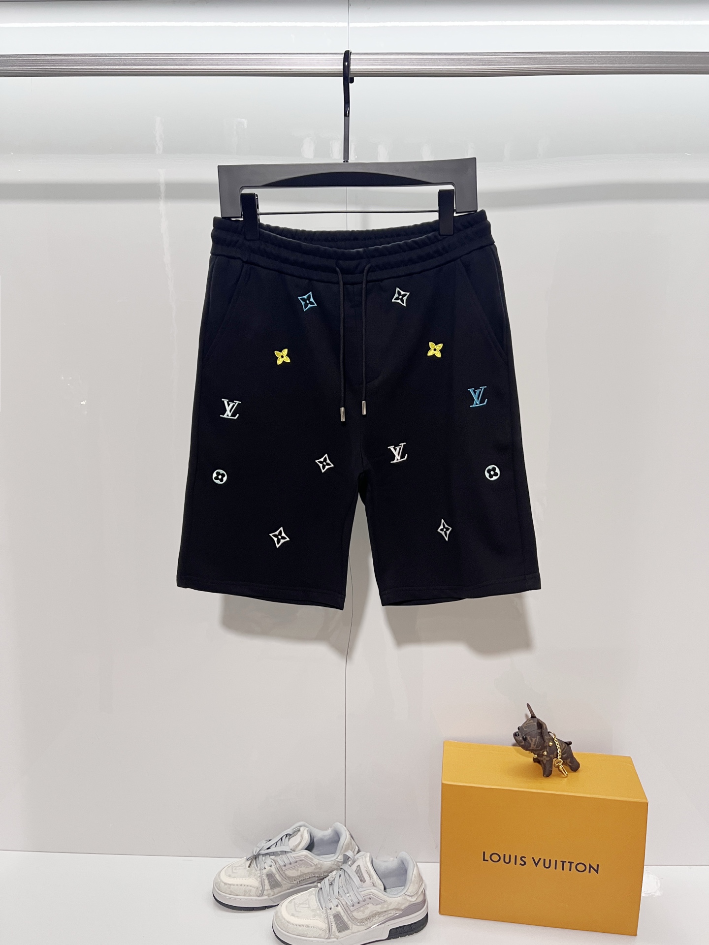 P100 Louis Vuitton 2026cc clásico, lujo ligero, estilo simple, logo de letras de colores degradados, bordado🪡, esencia…