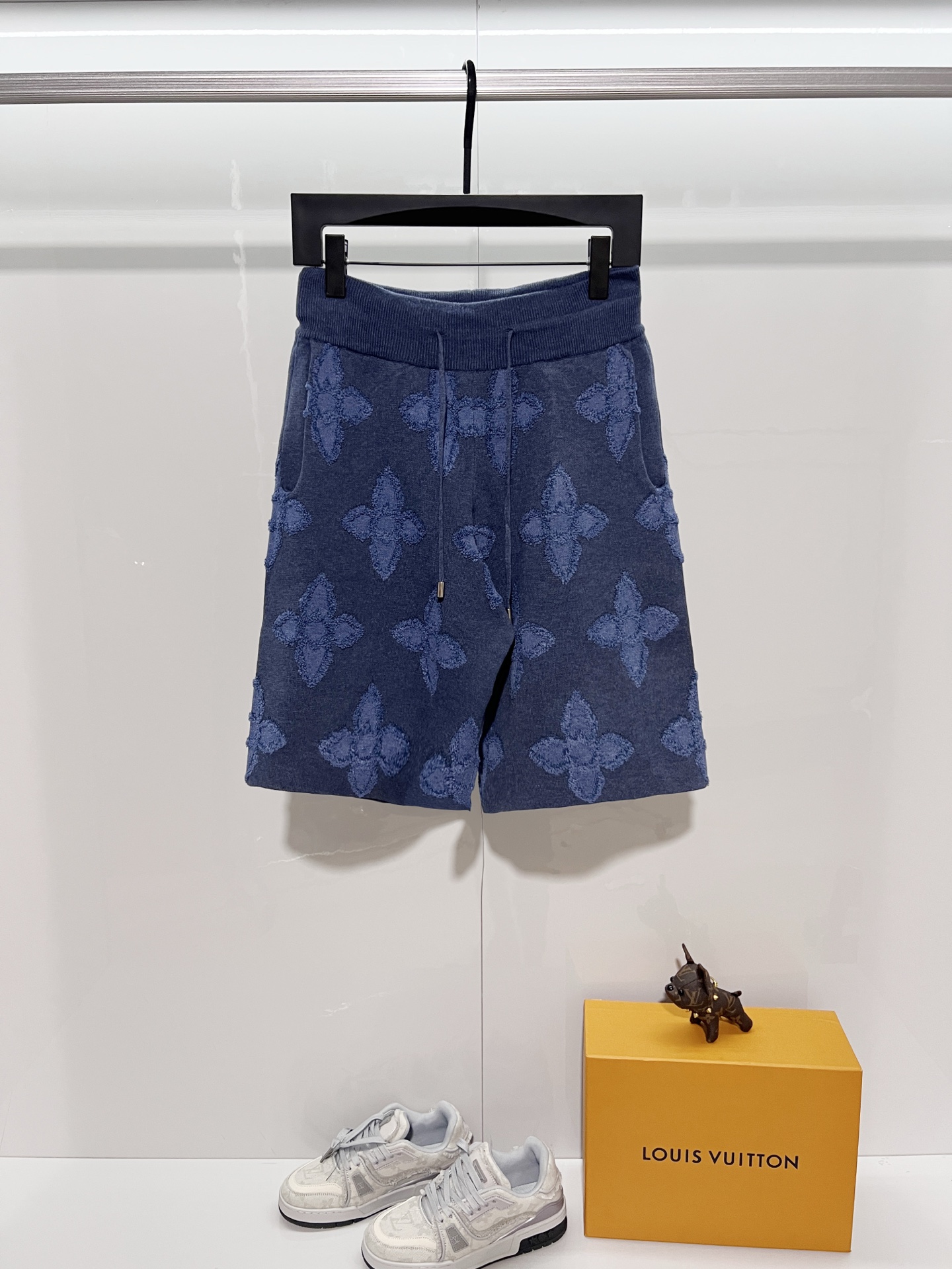 P95 Louis Vuitton pantalones cortos de punto nuevos. Tela personalizada tejido waffle, técnica de jacquard, corte ajust…