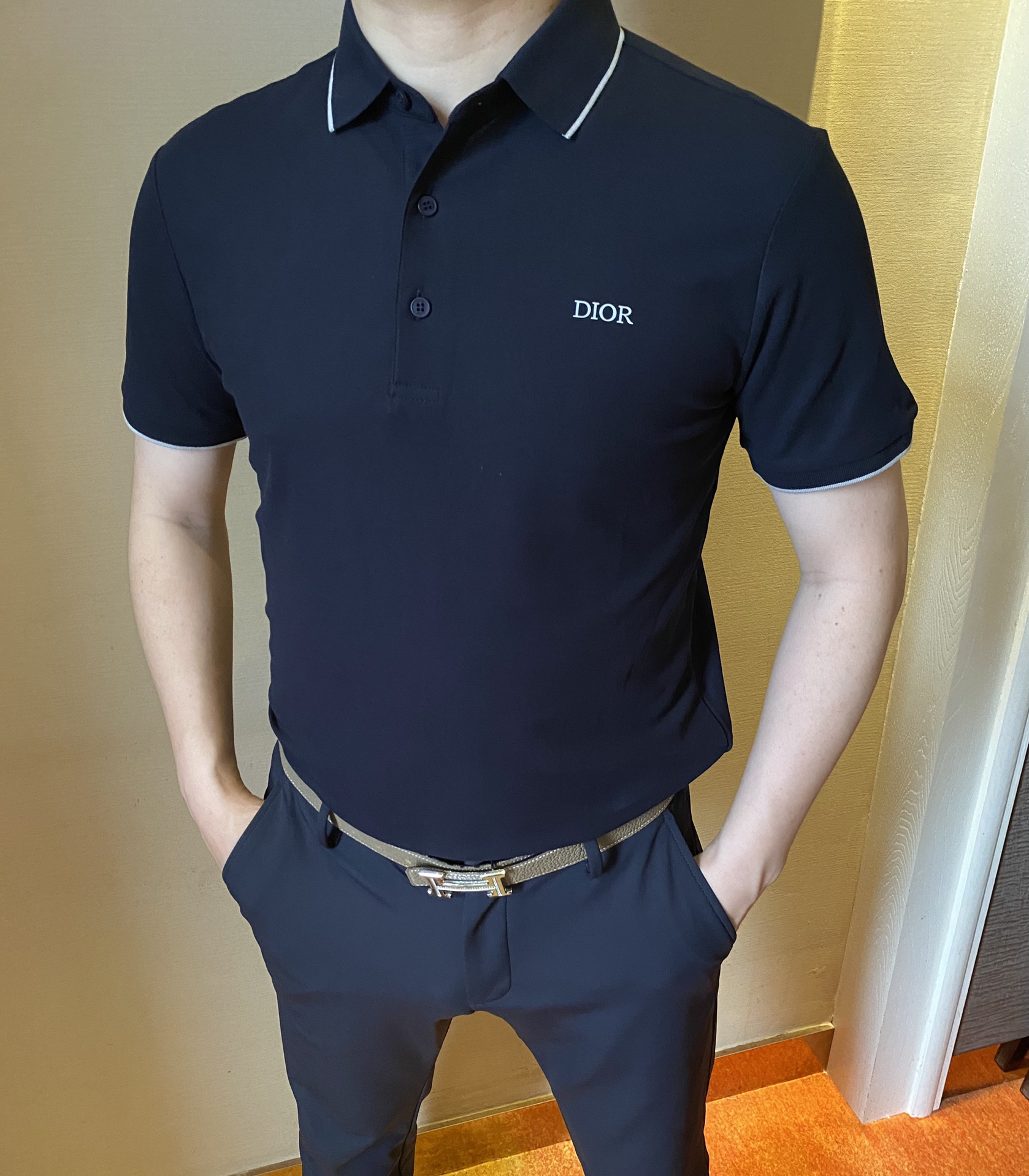 NO:466516,Dior ss summer new letter logo men's lapel Polo shirt!  Classic business men's style, high-end men's style at the ceiling level of business men's style!  Simple, fashionable and elegant, single-wearing inner wear is decent, quality control/detail control takes away, low-key, luxurious and connotative!  Customer-supplied fixed mesh flooring cotton cloth is carefully made, the surface of the fabric is evenly arranged and neatly arranged, with excellent breathability and heat dissipation and sweat resistance, and the comfort level of the upper body is completely better than that of ordinary single-sided sweat cloth tissue!  The classic brand LOGO logo on the chest is created with top-level craftsmanship. The LOGO has three-dimensional, clear and full texture, and is an extraordinary product in the classic field whether it is inner wear or single wear!  The exquisite cutting process, the processing of every detail is very standard and delicate, and it is comparable to that of ordinary LOW products on the market. Men must enter the basic versatile Polo shirts!  Multi-color Size M-3xl, Dior, Alexander wang19860909迪奥 ss夏季新款字母logo男士翻领Polo衫！经典商务男款,高端男装的天花板级别的商务男款！简约时尚大气不失优雅,单穿内搭体面过人,品质控/细节控的闭眼带走,低调又奢华有内涵！ 客供定织网眼珠地棉布精心制成,面料表面排列均匀整齐的网眼纹理,透气性和散热排汗性极佳,上身舒适程度完全优于普通单面汗布组织！胸前经典的品牌LOGO标识,采用顶级工艺打造,LOGO立体清晰饱满,质感非凡的特质,无论是内搭还是单穿都是一款经典领域的产品！精妙绝伦的裁剪工艺,每一个细节处理的非常标准细腻,非市面一般LOW货可以媲美的,男士必入基础百搭款Polo衫推荐！ 颜色多颜色 尺码M-3xl,,dior,alexander wang,Men's clothing