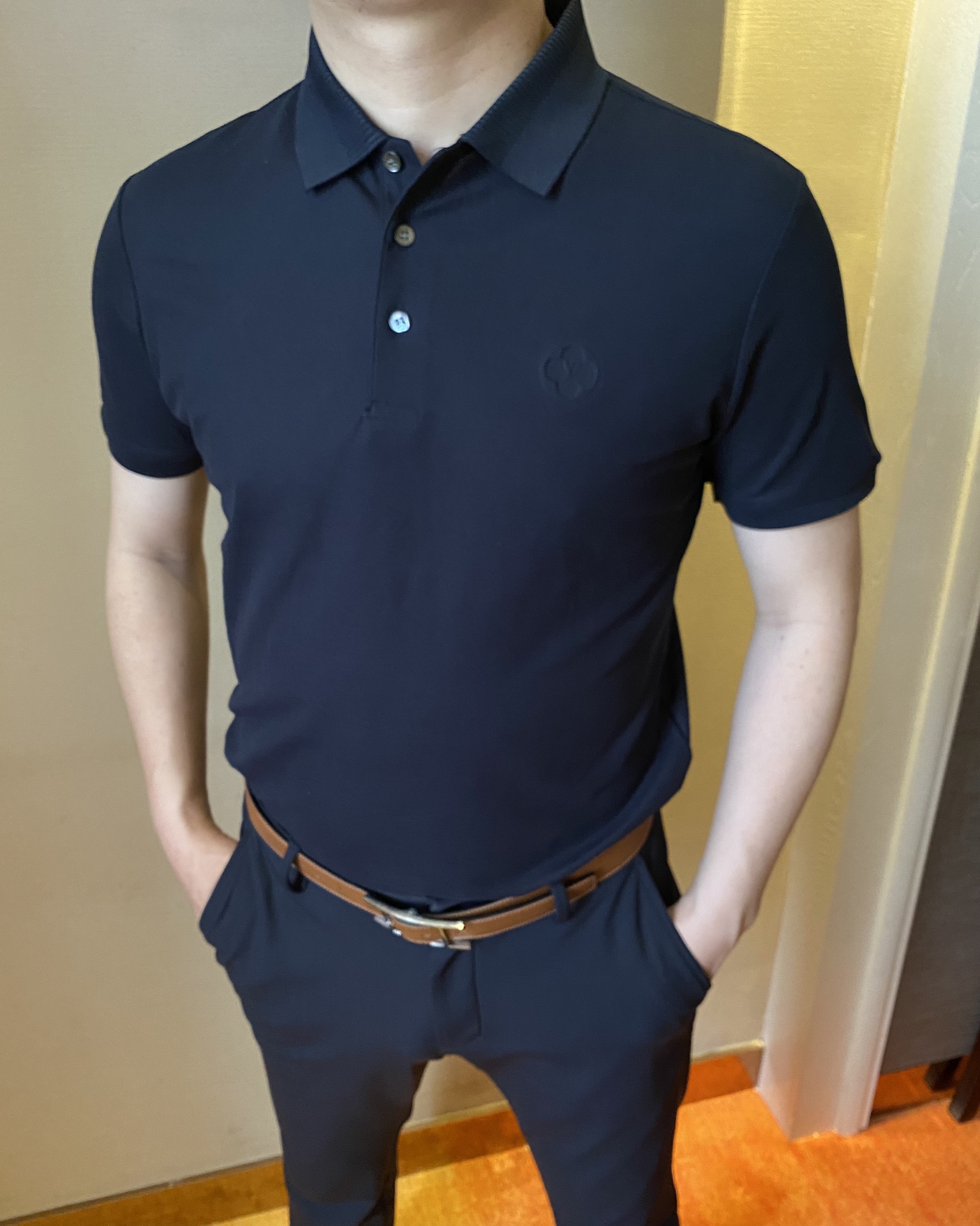 NO:466506,New products are available for sale Lv ss summer new letter logo men's lapel Polo shirt!  Classic business men's style, high-end men's style at the ceiling level of business men's style!  Simple, fashionable and elegant, single-wearing inner wear is decent, quality control/detail control takes away, low-key, luxurious and connotative!  Customer-supplied fixed mesh flooring cotton cloth is carefully made, the surface of the fabric is evenly arranged and neatly arranged, with excellent breathability and heat dissipation and sweat resistance, and the comfort level of the upper body is completely better than that of ordinary single-sided sweat cloth tissue!  The classic brand LOGO logo on the chest is created with top-level craftsmanship. The LOGO has three-dimensional, clear and full texture, and is an extraordinary product in the classic field whether it is inner wear or single wear!  The exquisite cutting process, the processing of every detail is very standard and delicate, and it is comparable to that of ordinary LOW products on the market. Men must enter the basic versatile Polo shirts!  Multi-color Size M-4xl.,,louis vuitton,alexander wang19860909新品上市 Lv ss夏季新款字母logo男士翻领Polo衫！经典商务男款,高端男装的天花板级别的商务男款！简约时尚大气不失优雅,单穿内搭体面过人,品质控/细节控的闭眼带走,低调又奢华有内涵！ 客供定织网眼珠地棉布精心制成,面料表面排列均匀整齐的网眼纹理,透气性和散热排汗性极佳,上身舒适程度完全优于普通单面汗布组织！胸前经典的品牌LOGO标识,采用顶级工艺打造,LOGO立体清晰饱满,质感非凡的特质,无论是内搭还是单穿都是一款经典领域的产品！精妙绝伦的裁剪工艺,每一个细节处理的非常标准细腻,非市面一般LOW货可以媲美的,男士必入基础百搭款Polo衫推荐！ 颜色多颜色 尺码M-4xl.,,louis vuitton,alexander wang,Men's clothing