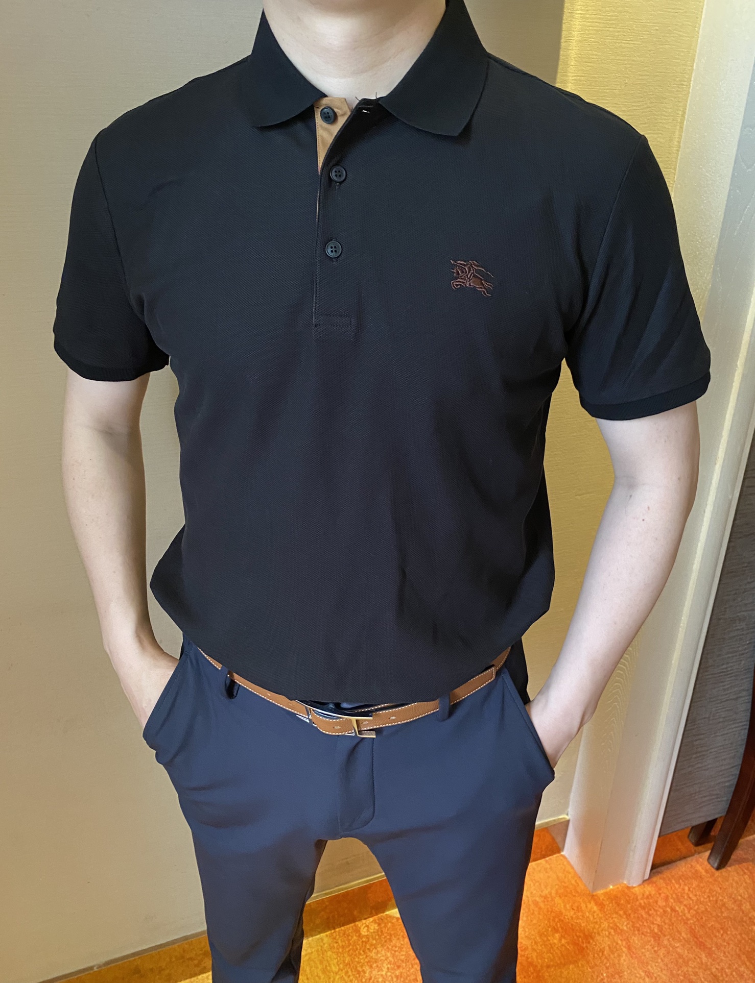 NO:466510,Burberry ss summer new letter logo men's lapel Polo shirt!  Classic business men's style, high-end men's style at the ceiling level of business men's style!  Simple, fashionable and elegant, single-wearing inner wear is decent, quality control/detail control takes away, low-key, luxurious and connotative!  Customer-supplied fixed mesh flooring cotton cloth is carefully made, the surface of the fabric is evenly arranged and neatly arranged, with excellent breathability and heat dissipation and sweat resistance, and the comfort level of the upper body is completely better than that of ordinary single-sided sweat cloth tissue!  The classic brand LOGO logo on the chest is created with top-level craftsmanship. The LOGO has three-dimensional, clear and full texture, and is an extraordinary product in the classic field whether it is inner wear or single wear!  The exquisite cutting process, the processing of every detail is very standard and delicate, and it is comparable to that of ordinary LOW products on the market. Men must enter the basic versatile Polo shirts!  Multi-color Size M-4xl, Burberry, Alexander wang19860909巴宝莉 ss夏季新款字母logo男士翻领Polo衫！经典商务男款,高端男装的天花板级别的商务男款！简约时尚大气不失优雅,单穿内搭体面过人,品质控/细节控的闭眼带走,低调又奢华有内涵！ 客供定织网眼珠地棉布精心制成,面料表面排列均匀整齐的网眼纹理,透气性和散热排汗性极佳,上身舒适程度完全优于普通单面汗布组织！胸前经典的品牌LOGO标识,采用顶级工艺打造,LOGO立体清晰饱满,质感非凡的特质,无论是内搭还是单穿都是一款经典领域的产品！精妙绝伦的裁剪工艺,每一个细节处理的非常标准细腻,非市面一般LOW货可以媲美的,男士必入基础百搭款Polo衫推荐！ 颜色多颜色 尺码M-4xl,,burberry,alexander wang,Men's clothing