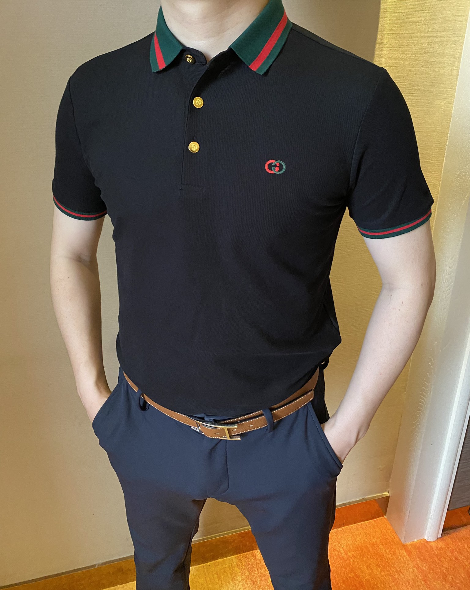 NO:466522,Gucci ss summer new letter logo men's lapel Polo shirt!  Classic business men's style, high-end men's style at the ceiling level of business men's style!  Simple, fashionable and elegant, single-wearing inner wear is decent, quality control/detail control takes away, low-key, luxurious and connotative!  Customer-supplied fixed mesh flooring cotton cloth is carefully made, the surface of the fabric is evenly arranged and neatly arranged, with excellent breathability and heat dissipation and sweat resistance, and the comfort level of the upper body is completely better than that of ordinary single-sided sweat cloth tissue!  The classic brand LOGO logo on the chest is created with top-level craftsmanship. The LOGO has three-dimensional, clear and full texture, and is an extraordinary product in the classic field whether it is inner wear or single wear!  The exquisite cutting process, the processing of every detail is very standard and delicate, and it is comparable to that of ordinary LOW products on the market. Men must enter the basic versatile Polo shirts!  Multi-color Size M-4xl, gucci,alexander wang19860909古驰 ss夏季新款字母logo男士翻领Polo衫！经典商务男款,高端男装的天花板级别的商务男款！简约时尚大气不失优雅,单穿内搭体面过人,品质控/细节控的闭眼带走,低调又奢华有内涵！ 客供定织网眼珠地棉布精心制成,面料表面排列均匀整齐的网眼纹理,透气性和散热排汗性极佳,上身舒适程度完全优于普通单面汗布组织！胸前经典的品牌LOGO标识,采用顶级工艺打造,LOGO立体清晰饱满,质感非凡的特质,无论是内搭还是单穿都是一款经典领域的产品！精妙绝伦的裁剪工艺,每一个细节处理的非常标准细腻,非市面一般LOW货可以媲美的,男士必入基础百搭款Polo衫推荐！ 颜色多颜色 尺码M-4xl,,gucci,alexander wang,Men's clothing