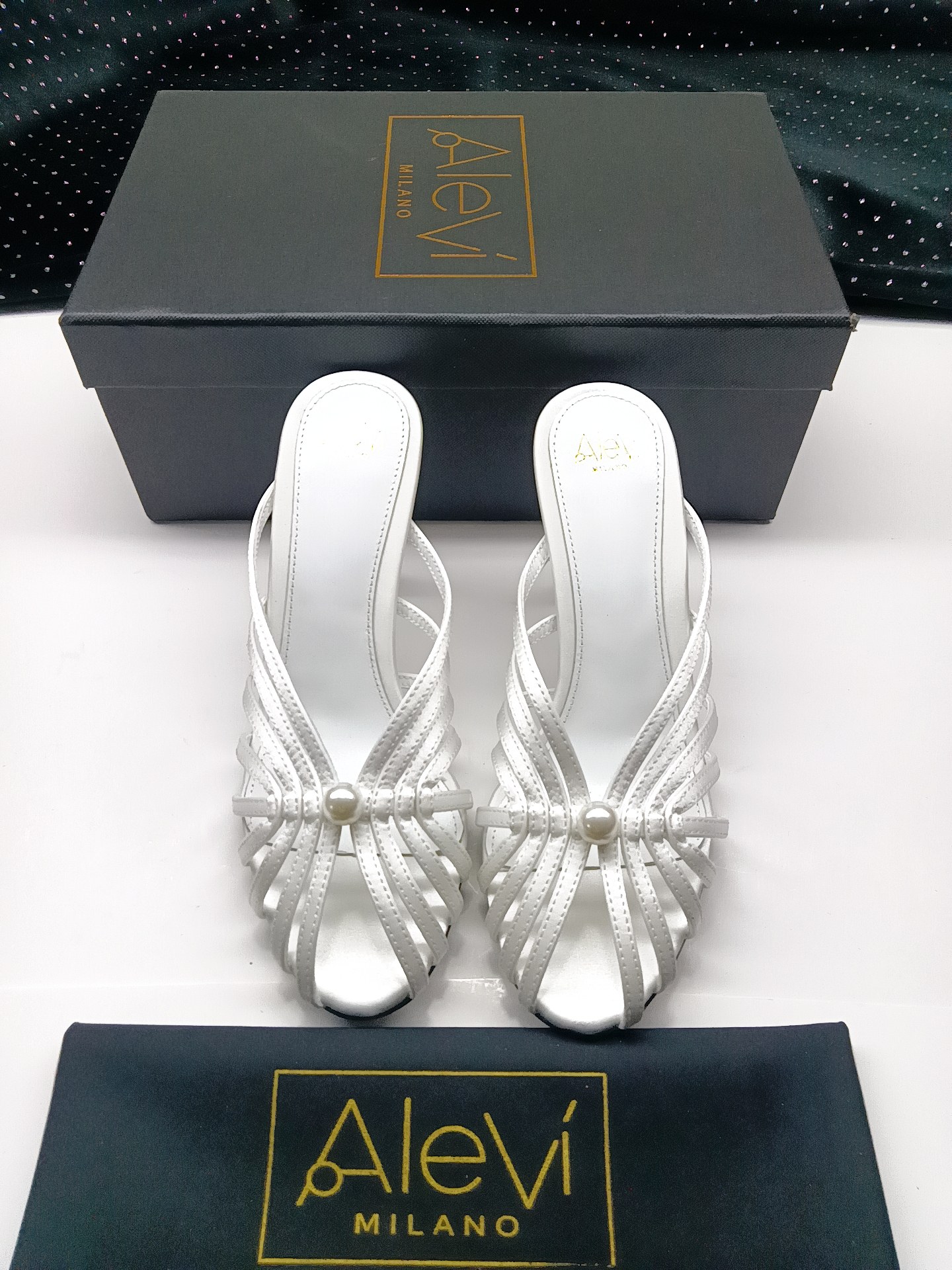 NO:707467,The latest Alevi Mlano Alevi Milano hollow pearl high-heeled sandals, a prestigious luxury shoe brand co-created by two Italian women, Valentina Michetti and Perla Alessandri, have turned over the 'earth-flavored sandals'. This time they have become the C position among fashion elites. They are popular on Instagram and are a must-have for fashion bloggers. Presenting the first wave of 'design stars' Alevi in 2026  Inspired by personal life experiences, Milano's designers designed a series of hollow high-heeled shoes that represent strong women. The woven hollow straps with pearl jewelry are perfect for important occasions. ◆Material description ◆Upper imported high-grade silk ◆Mixed sheepskin lining ◆Foot-pad sheepskin ◆Original molded black-edged genuine leather sole ◆Heel height 8.5  ◆Number of yards-(...Customized, non-returnable) ◆Packaging Alevi Milano original packaging, high heels and slippers, sandals, high heels, slippers, sheepskin, real silk19860909最新款 Alevi Mlano 阿列维·姆拉诺  Alevi Milano镂空珍珠高跟凉鞋 一个享有盛誉的奢侈鞋品牌 由两位意大利本土女性共同创作 瓦伦蒂娜·米切蒂和佩拉·亚历山德里 翻了身的“土味凉鞋” 这次成了时髦精心中的C位 火遍ins,时尚博主人手必备 呈现2026第一波“设计新星” Alevi Milano的设计师以个人人生履历为灵感 设计了以坚强女性为代表的镂空高跟鞋系列, 编织的镂空细带上搭配珍珠饰品最适合重要场合穿上它撑场面 ◆材质说明 ◆鞋面进口高级真丝 ◆内里混种羊皮 ◆垫脚羊皮 ◆鞋底原版开模黑边真皮底 ◆跟高8.5 ◆码数-（...订做不退换） ◆包装 Alevi Milano原版包装,高跟鞋拖鞋,sandals,high heels,slippers,sheepskin,real silk,Women's Shoes
