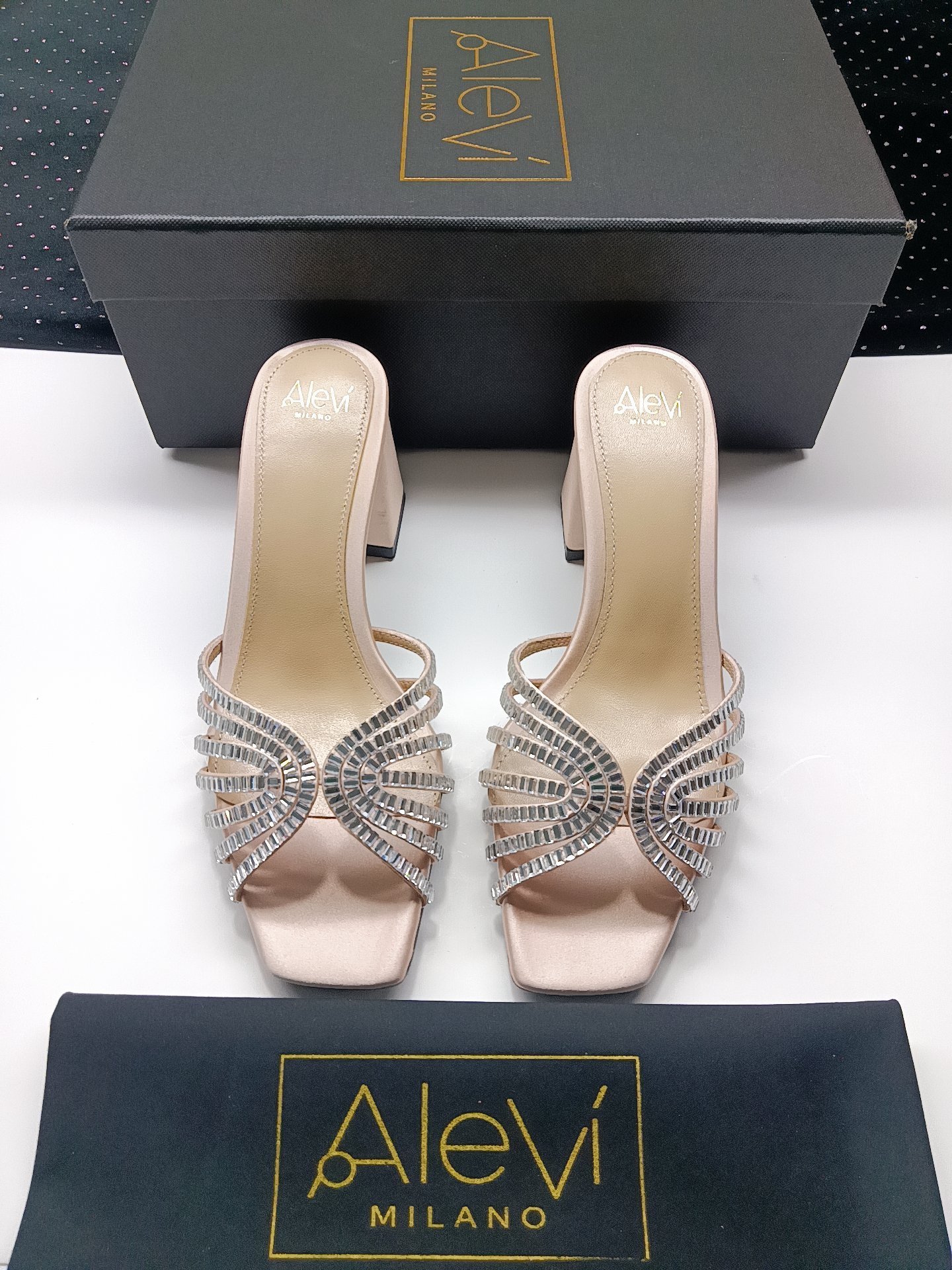 NO:707469,The new highest version Alevi Mlano Alevi Milano high-heeled sandals with sparkling diamonds. A prestigious luxury shoe brand co-created by two Italian women, Valentina Michetti and Perla Alessandri. The 'earthy sandals' have turned over. This time they have become the C-position among fashion elites. They are popular on Instagram and are a must-have for fashion bloggers. Presenting the first wave of 'design stars' Alevi in 2026  Inspired by personal life experiences, Milano's designers designed a series of hollow high-heeled shoes that represent strong women. The woven hollow straps are covered with sparkling rectangular rhinestones, which are most suitable for important occasions. ◆Material description ◆Upper imported high-grade silk ◆Mixed sheepskin lining ◆Step sheepskin ◆Original molded black leather sole sole ◆Heel height 6.  ◆Number of yards-(...Customized, non-returnable) ◆Packaging Alevi Milano original packaging, high heels and slippers, sandals, high heels, slippers, sheepskin, real silk19860909新款最高版本 Alevi Mlano 阿列维·姆拉诺  Alevi Milano闪钻装饰高跟凉拖鞋 一个享有盛誉的奢侈鞋品牌 由两位意大利本土女性共同创作 瓦伦蒂娜·米切蒂和佩拉·亚历山德里 翻了身的“土味凉鞋” 这次成了时髦精心中的C位 火遍ins,时尚博主人手必备 呈现2026第一波“设计新星” Alevi Milano的设计师以个人人生履历为灵感 设计了以坚强女性为代表的镂空高跟鞋系列, 编织的镂空细带上布满了闪耀的长方形水钻, 最适合重要场合穿上它撑场面 ◆材质说明 ◆鞋面进口高级真丝 ◆内里混种羊皮 ◆垫脚羊皮 ◆鞋底原版开模黑边真皮底 ◆跟高6. ◆码数-（...订做不退换） ◆包装 Alevi Milano原版包装,高跟鞋拖鞋,sandals,high heels,slippers,sheepskin,real silk,Women's Shoes