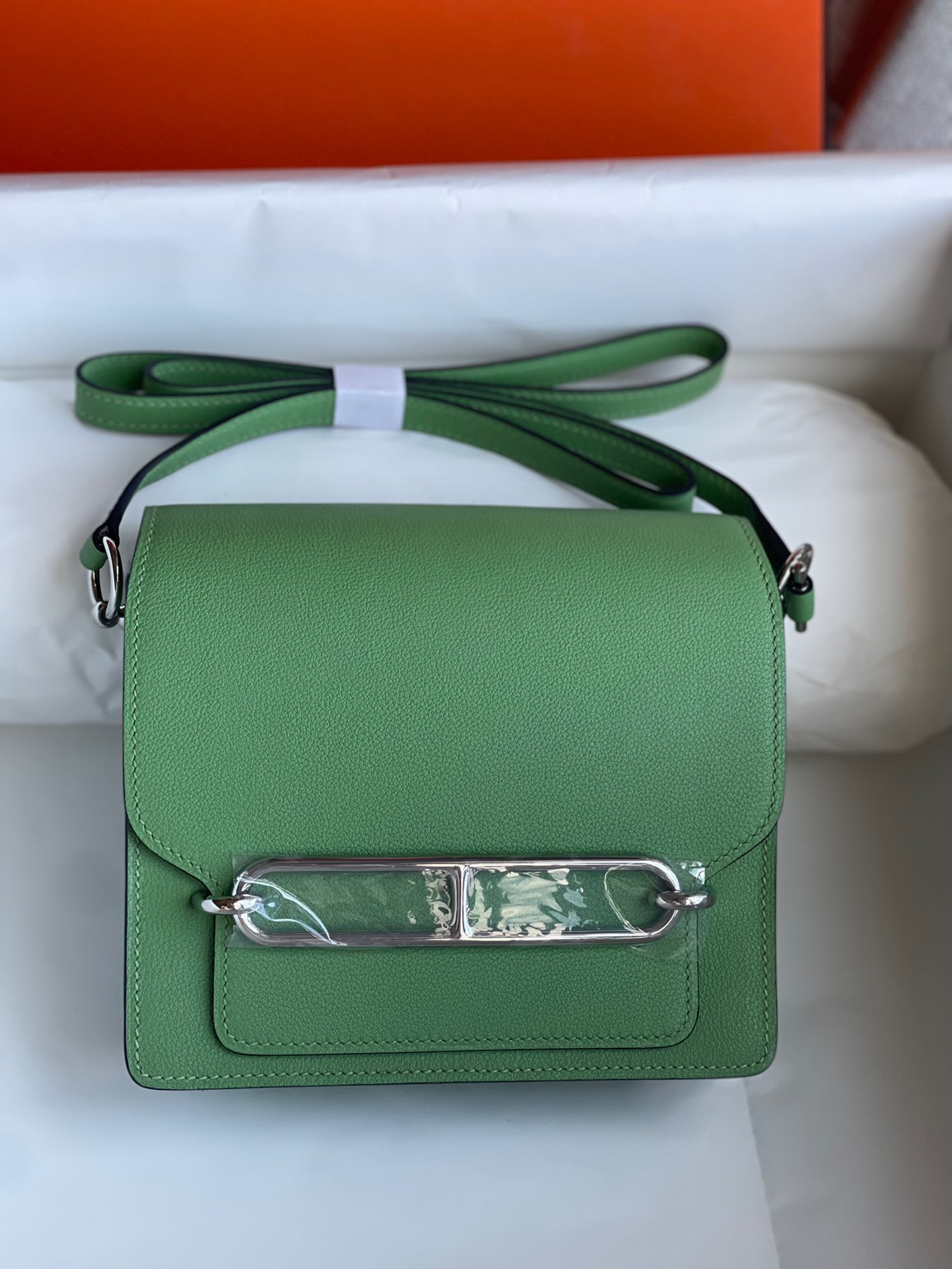 NO:699383,Pig nose bag Roulis 19cm Picture Oil green gold and silver buckle in stock Evercolor leather Roulis pig nose 19 HERMES Hermes, Hermes, hermes, hermes, Hermes,19860909猪鼻子包 Roulis 19cm 图片 油果绿 金银扣现货 Evercolor皮 Roulis 猪鼻子19 HERMES 爱马仕,爱马仕,hermes,hermes,Hermes,,Bag