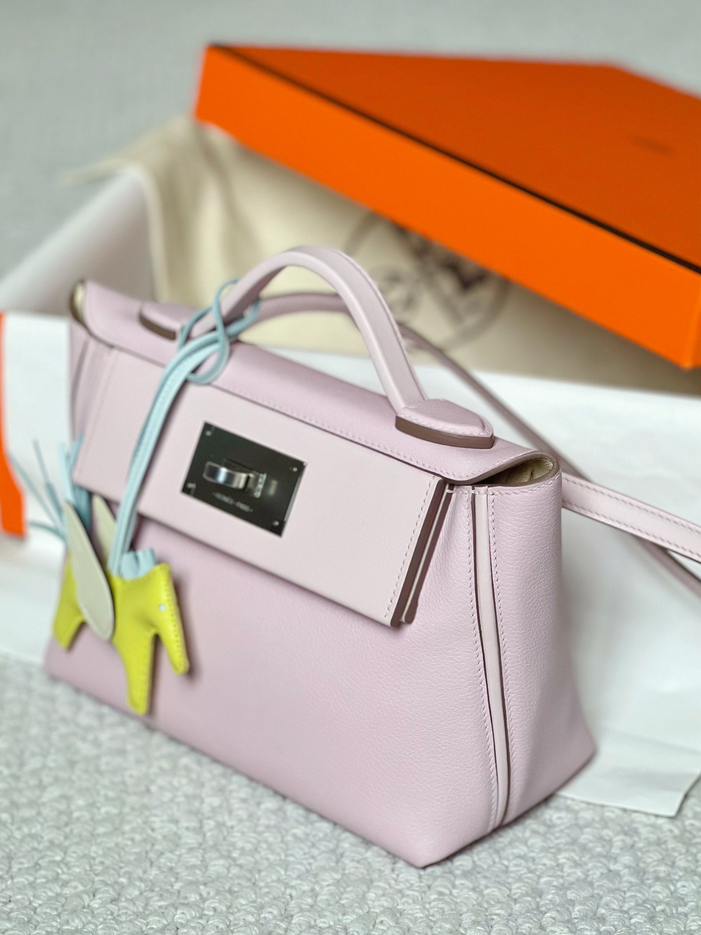 Hermès The new color of mini2424 series 09 Fantasy Purple is so beautiful that it is so beautiful. This color is so beautiful