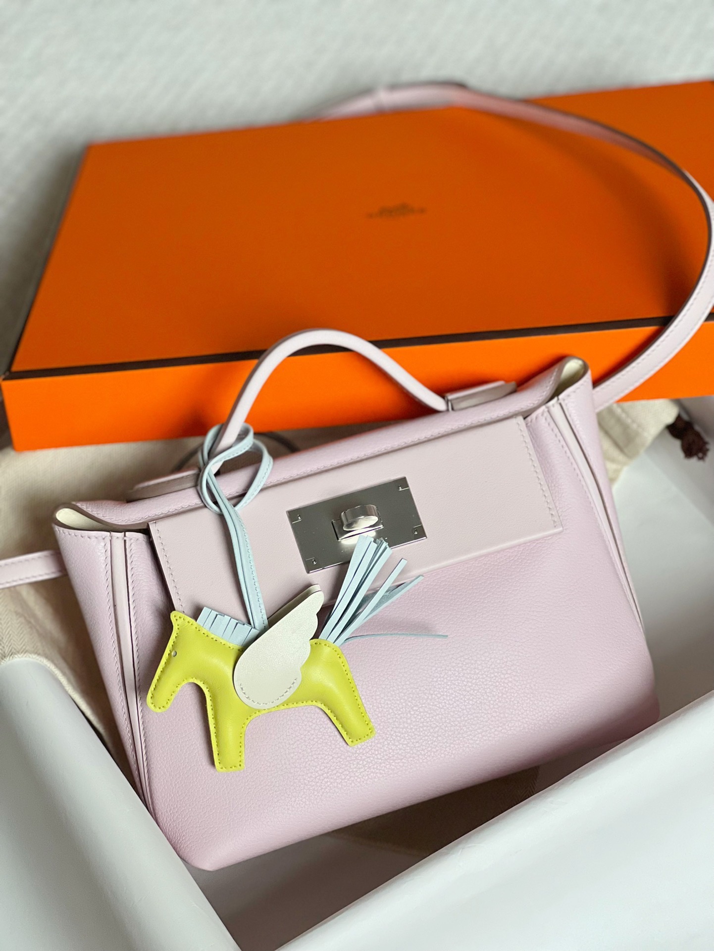 Hermès The new color of mini2424 series 09 Fantasy Purple is so beautiful that it is so beautiful. This color is so beautiful