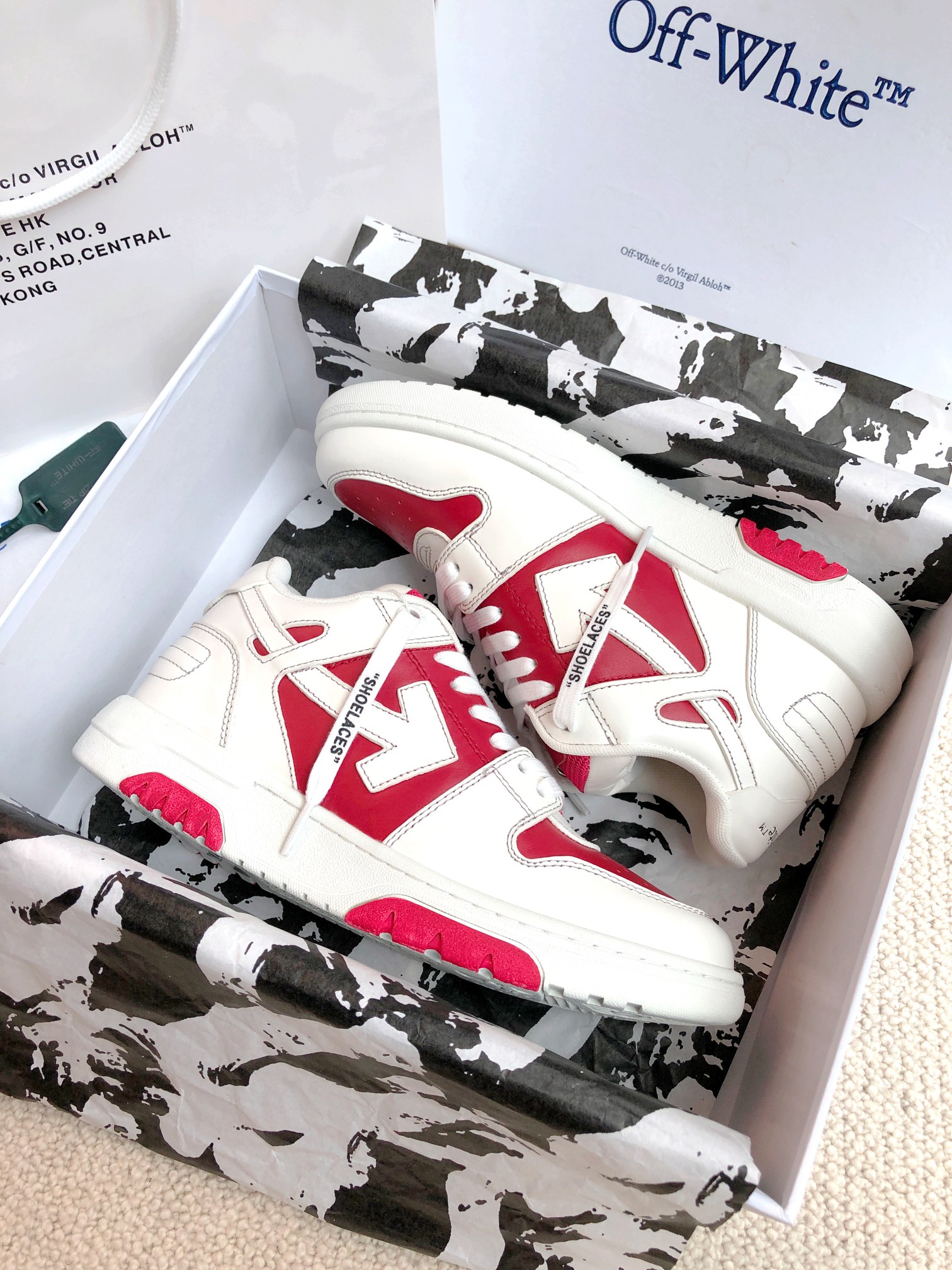 NO:817424,OFF WHITE Couple Model 2026 Spring and Summer Official Website Latest Color Women's Model 35-70 Men's Model 38-75P Latest Release of the Highest Quality Version on the Market 'Out of Office' Series Original Mold, Original Last, Production Technology 1:1 Original OFF GRAY WHITE OW  The only choice for more and more celebrities and Internet celebrities is to change classics and innovate in the trend to break away from the shackles of the design. Although it is not the origin of fashion design, it is definitely a shining dark horse in avant-garde design. It does not follow the trend and is not universal. The first layer of fabric is cowhide. The lining is imported skin-friendly and environmentally friendly polyester mesh. The original mold-opening high-elastic environmentally friendly molding pad for the foot. The midsole is made by the original lasting process.  The outsole is an original molded rubber outsole (never yellowing) with a super correct shape, bright color and strong three-dimensional effect. The packaging official website synchronizes a full set of packaging (branded handbag, branded paper, certificate, branded cloth bag). Note: 3D craftsmanship of the shoe body adds 50 yuan. Leather buckle adds 45 yuan, casual shoes/sports shoes, off white, sneakers, cowhide19860909OFF WHITE情侣款 2026春夏官网最新色 女款35-70 男款38-75P 最新发布市场最高品质版本“Out of office”系列原版开模,原版套楦,制作工艺1:1原版OFF GREY WHITE OW 越来越多明星网红的不二选择在经典上变化在潮流中创新争脱束缚甩开烂大街的设计虽算不上是时尚设计的鼻祖但绝对是先锋设计中的一匹闪亮黑马不随波逐流不普世之美 面料头层牛皮 里料进口亲肤环保涤纶网布 垫脚原版开模高弹环保成型垫 中底原版套楦工艺制作 大底原版开模橡胶大底（永不发黄变型）版型超正,色泽鲜明,立体感强 包装官网同步全套包装（品牌手提袋,品牌包纸,合格证,品牌布袋） 备注鞋身3D工艺加50  皮扣另加45元,休闲鞋/运动鞋,off white,sneakers,cowhide,Women's Shoes